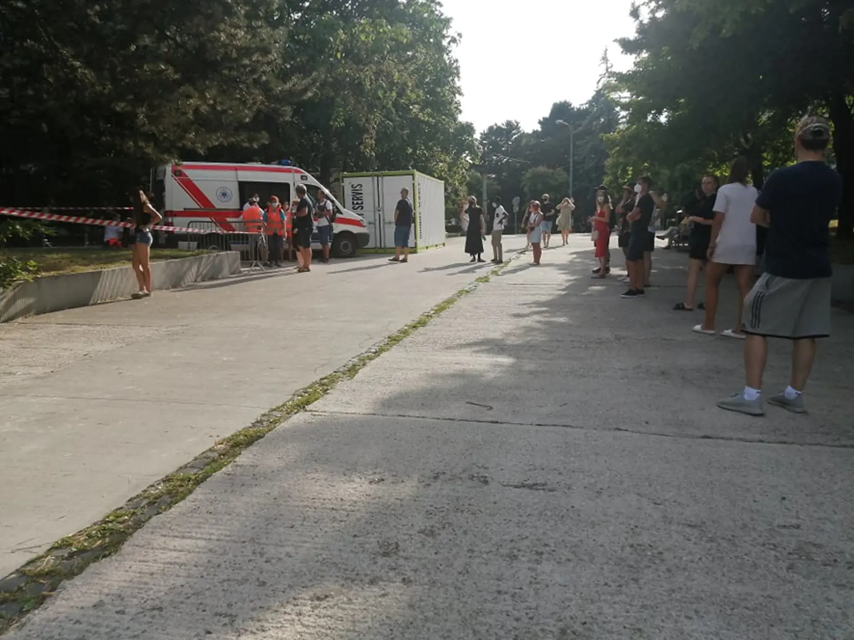 Na mieste protestu sa aj očkuje proti koronavírusu.