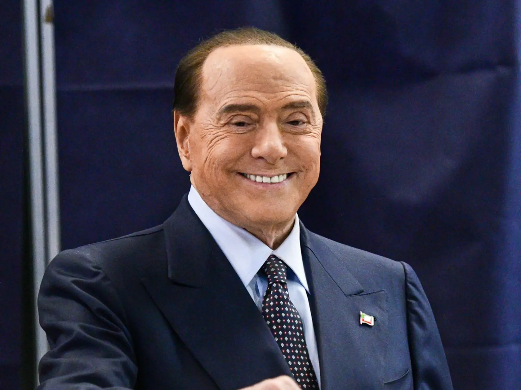 Líder strany Liga (LSP) Matteo Salvini a predseda strany Vpred Taliansko (FI) Silvio Berlusconi (na fotke), ktorí vystupujú proti ďalšej podpore Ukrajiny (hoci samotná Meloniová je za), môžu tiež predstavovať do budúcna problém, ak sa s nimi pravdepodobná nová premiérka rozhodne skutočne spolupracovať.