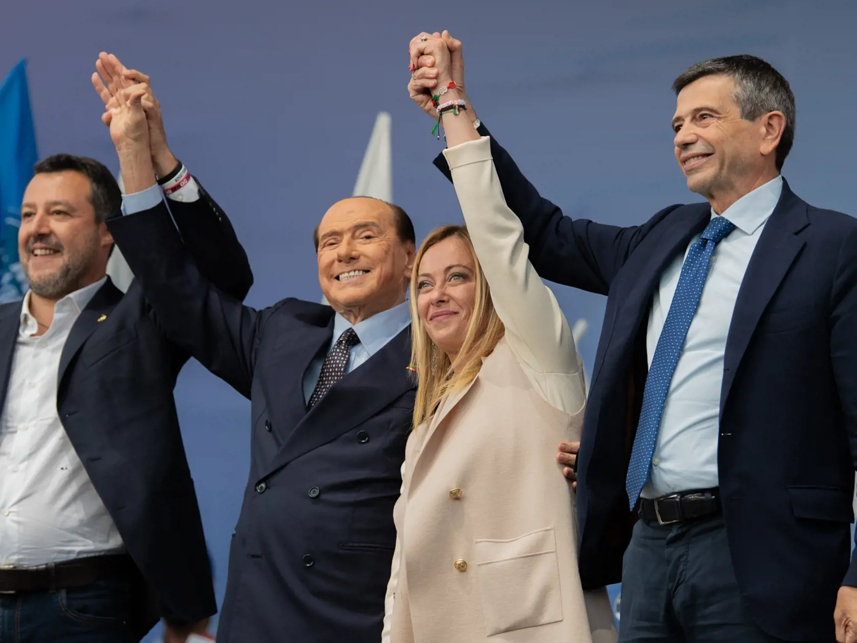 Líder strany Liga (LSP) Matteo Salvini a predseda strany Vpred Taliansko (FI) Silvio Berlusconi, ktorí vystupujú proti ďalšej podpore Ukrajiny (hoci samotná Meloniová je za), môžu tiež predstavovať do budúcna problém, ak sa s nimi pravdepodobná nová premiérka rozhodne skutočne spolupracovať.