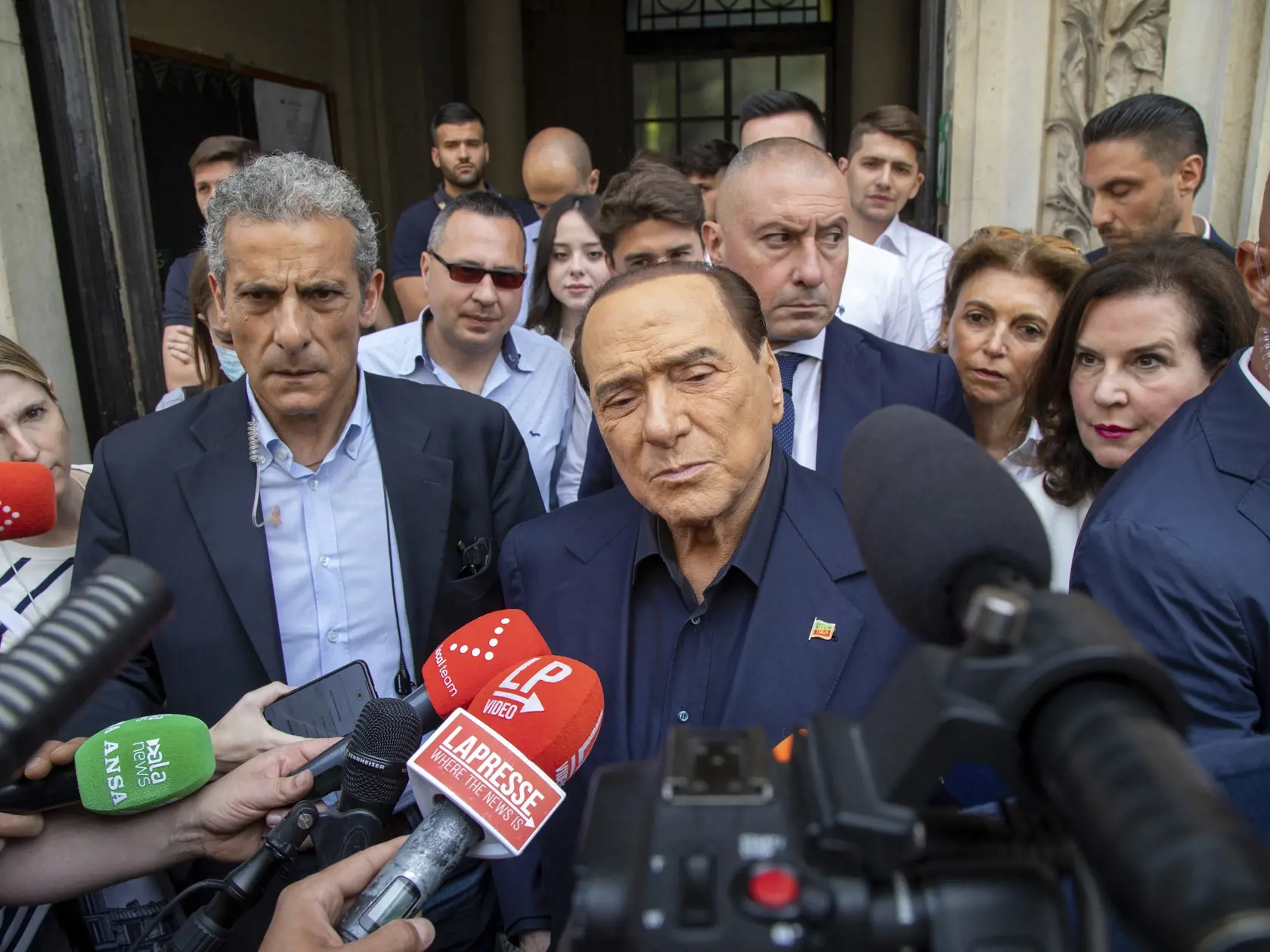 Silvio Berlusconi poskytuje rozhovor novinárom po hlasovaní v referende o reforme justície 12. júna 2022 v Miláne. Približne 49 miliónov voličov v Taliansku môže v nedeľu hlasovať v referende o piatich návrhoch reforiem v justícii. Tri návrhy sa týkajú reformy súdnictva, dva sú z oblasti trestného súdnictva a boja proti korupcii. V stovkách miest a obcí sa navyše konajú komunálne voľby.