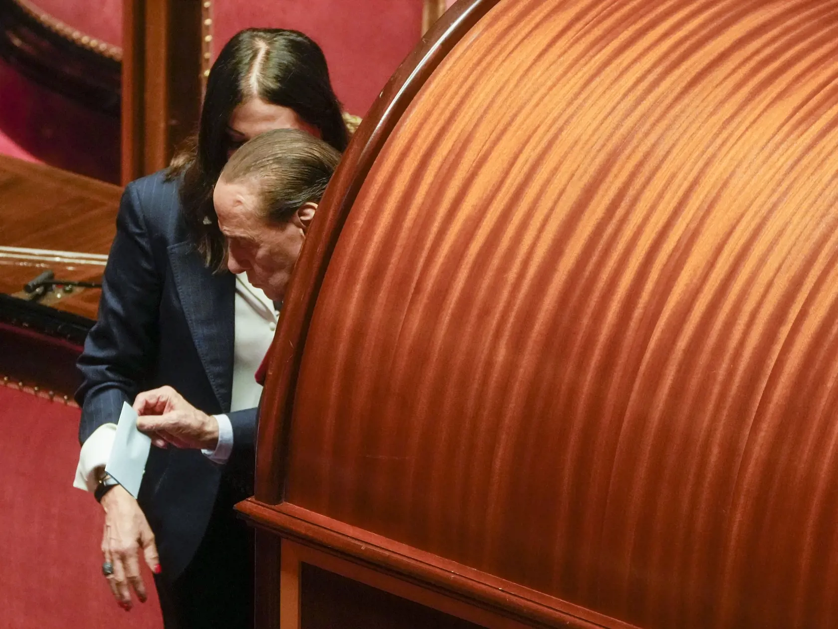 Na snímke predseda strany Vpred Taliansko (FI) Silvio Berlusconi sa chystá odovzdať hlasovací lístok v hlasovaní o nového predsedu parlamentu počas ustanovujúcej schôdze dolnej komory novozvoleného talianskeho parlamentu v Ríme 13. októbra 2022. Členovia Poslaneckej snemovne si na nej volia nového predsedu.