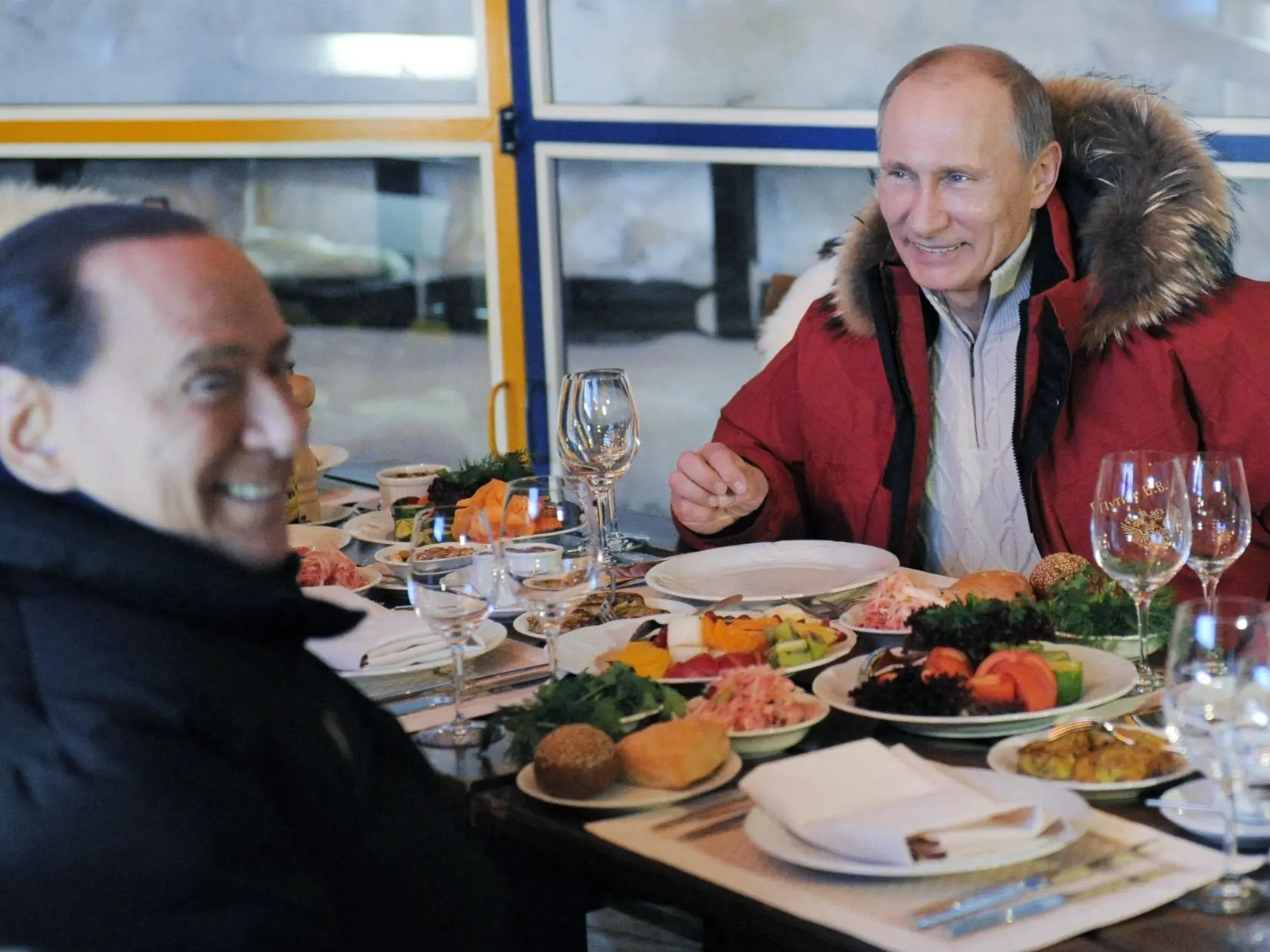 Taliansky expremiér Silvio Berlusconi (vľavo) a ruský prezident Vladimír Putin (vpravo) na stretnutí v horskom stredisku Krasnaja Poľana pri Soči 7.marca 2012 vo večerných hodinách.