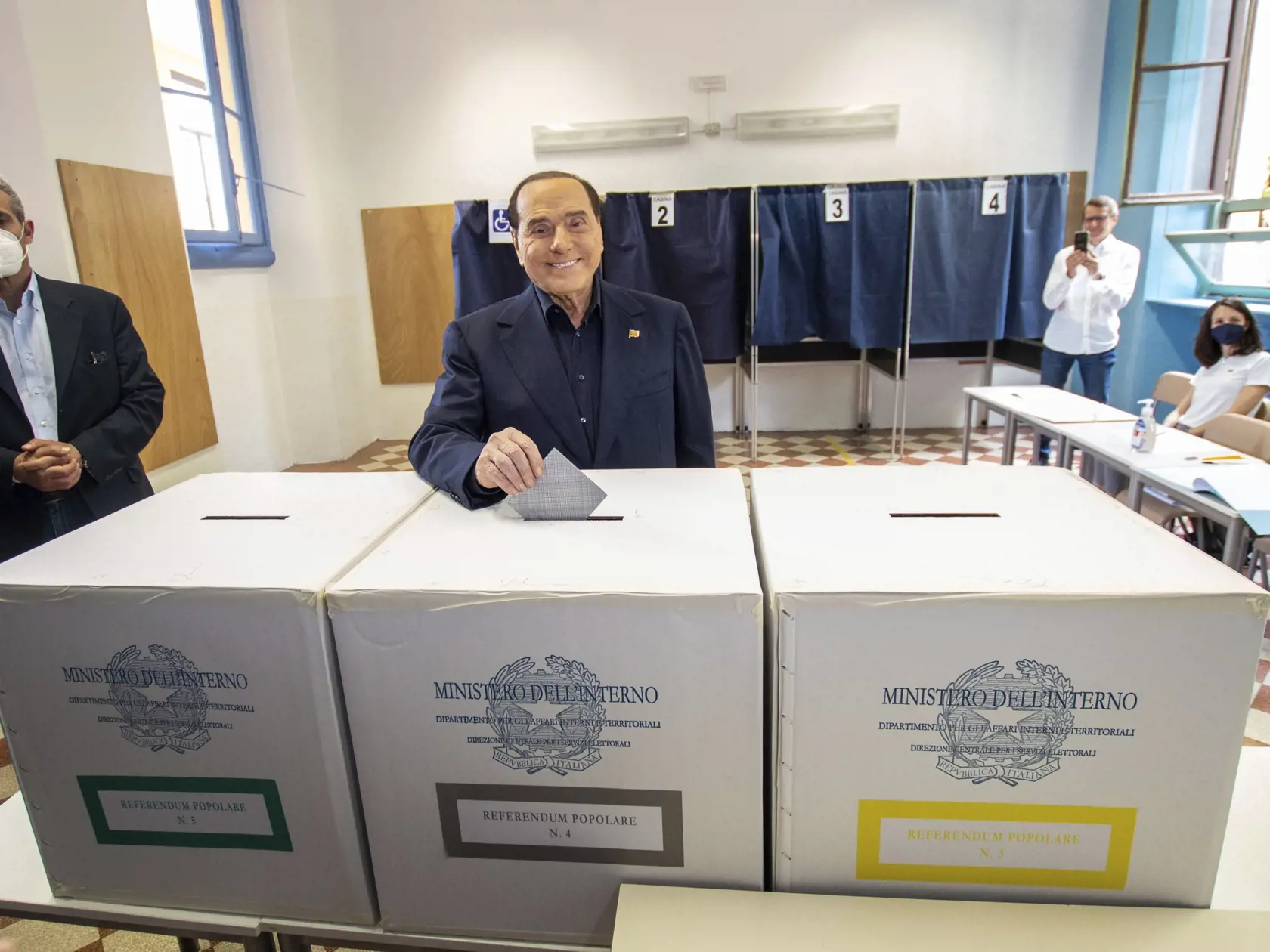 Silvio Berlusconi vhadzuje lístok vo volebnej miestnosti počas referenda o reforme justície 12. júna 2022 v Miláne. Približne 49 miliónov voličov v Taliansku môže v nedeľu hlasovať v referende o piatich návrhoch reforiem v justícii. Tri návrhy sa týkajú reformy súdnictva, dva sú z oblasti trestného súdnictva a boja proti korupcii. V stovkách miest a obcí sa navyše konajú komunálne voľby.