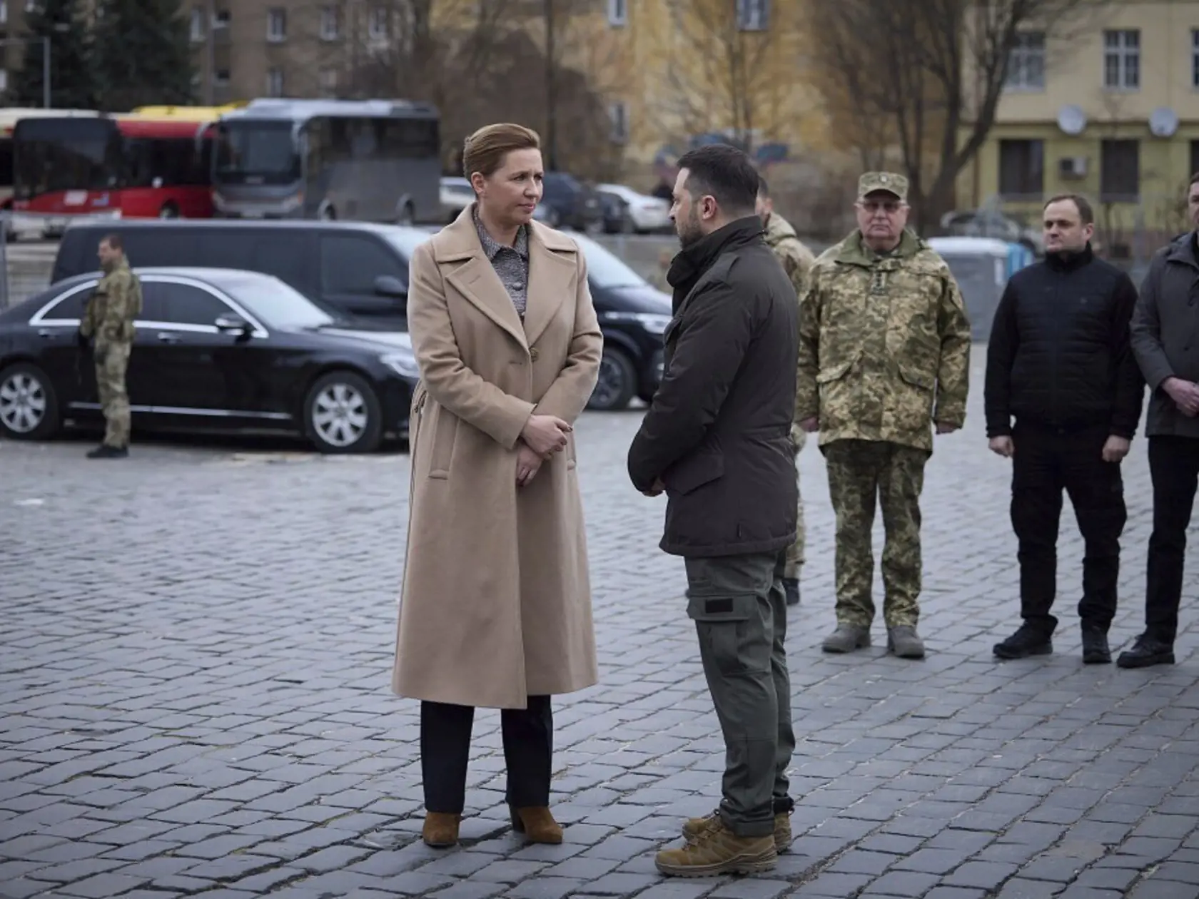 Dánska premiérka Mette Frederiksenová (vľavo) a ukrajinský prezident Volodymyr Zelenskyj sa vítajú počas stretnutia v ukrajinskom meste Ľvov v piatok 23. februára 2024.