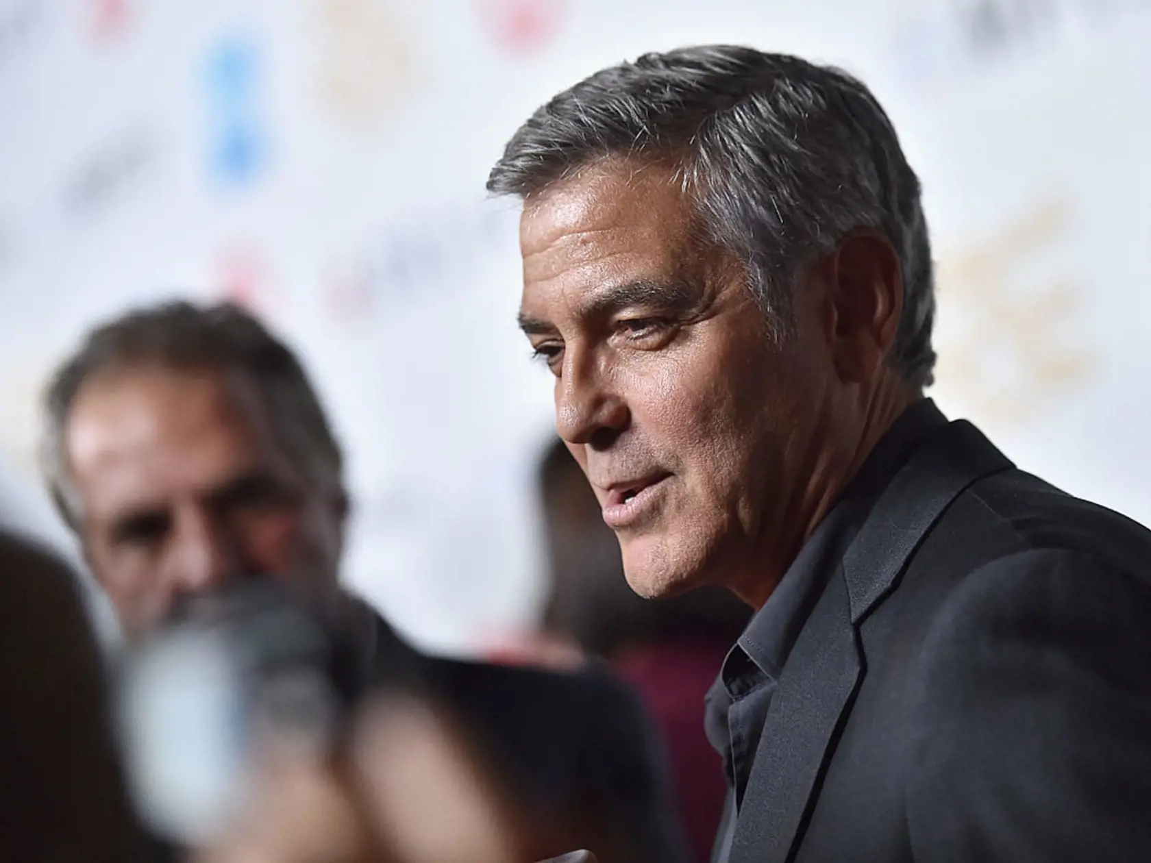 George Clooney si v roku 2005 pri natáčaní filmu Syriana zranil krčnú chrbticu. Kým sa herec odhodlal podstúpiť operáciu, prešlo deväť rokov. Hoci ho odrádzali riziká, utrpenie bolo horšie. „Bolesť z chrbta mi vystreľovala do hlavy. Niekedy sa prejavovala tak, akoby som mal mŕtvicu,“ priznal v jednom rozhovore.