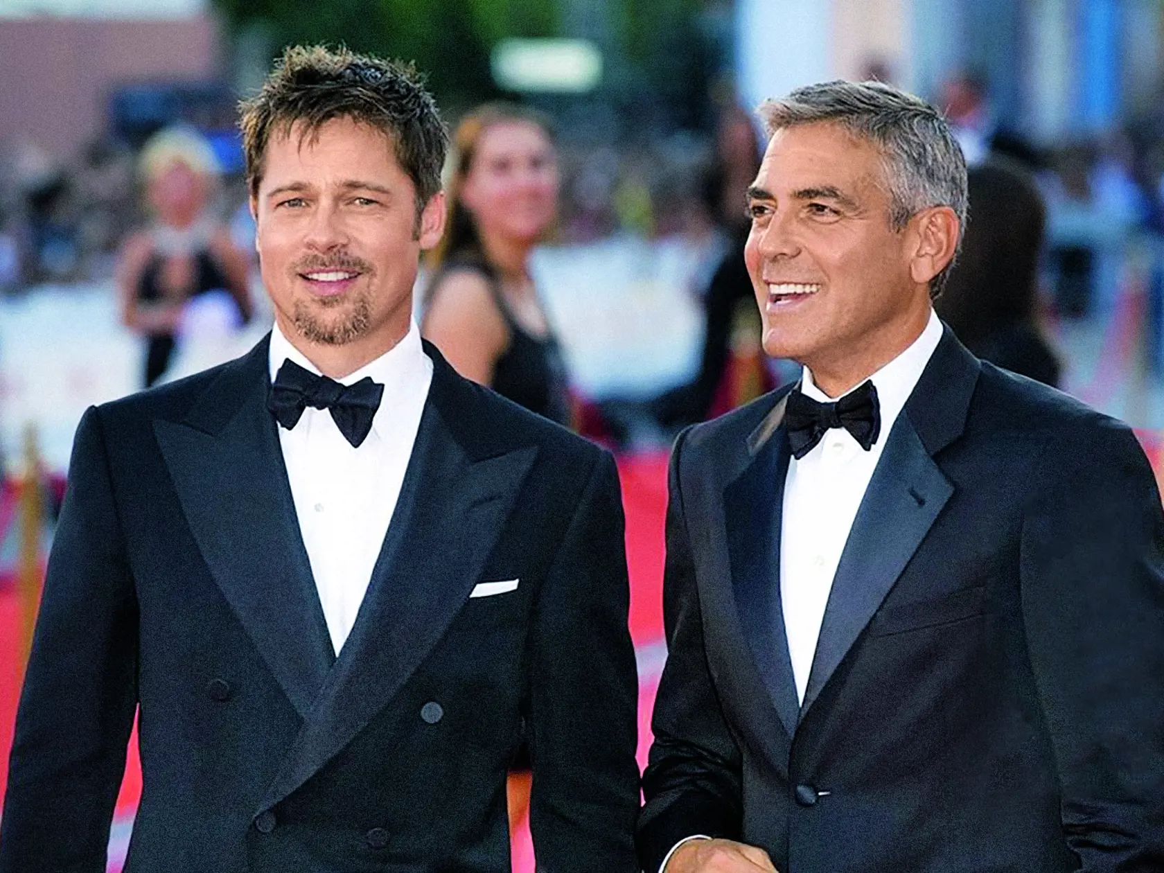 Vydarená dvojka Brad Pitt a George Clooney, poznajú sa  od roku 2001, keď spolu nakrúcali film Dannyho jedenástka a odvtedy sa stali nerozlučnými priateľmi.