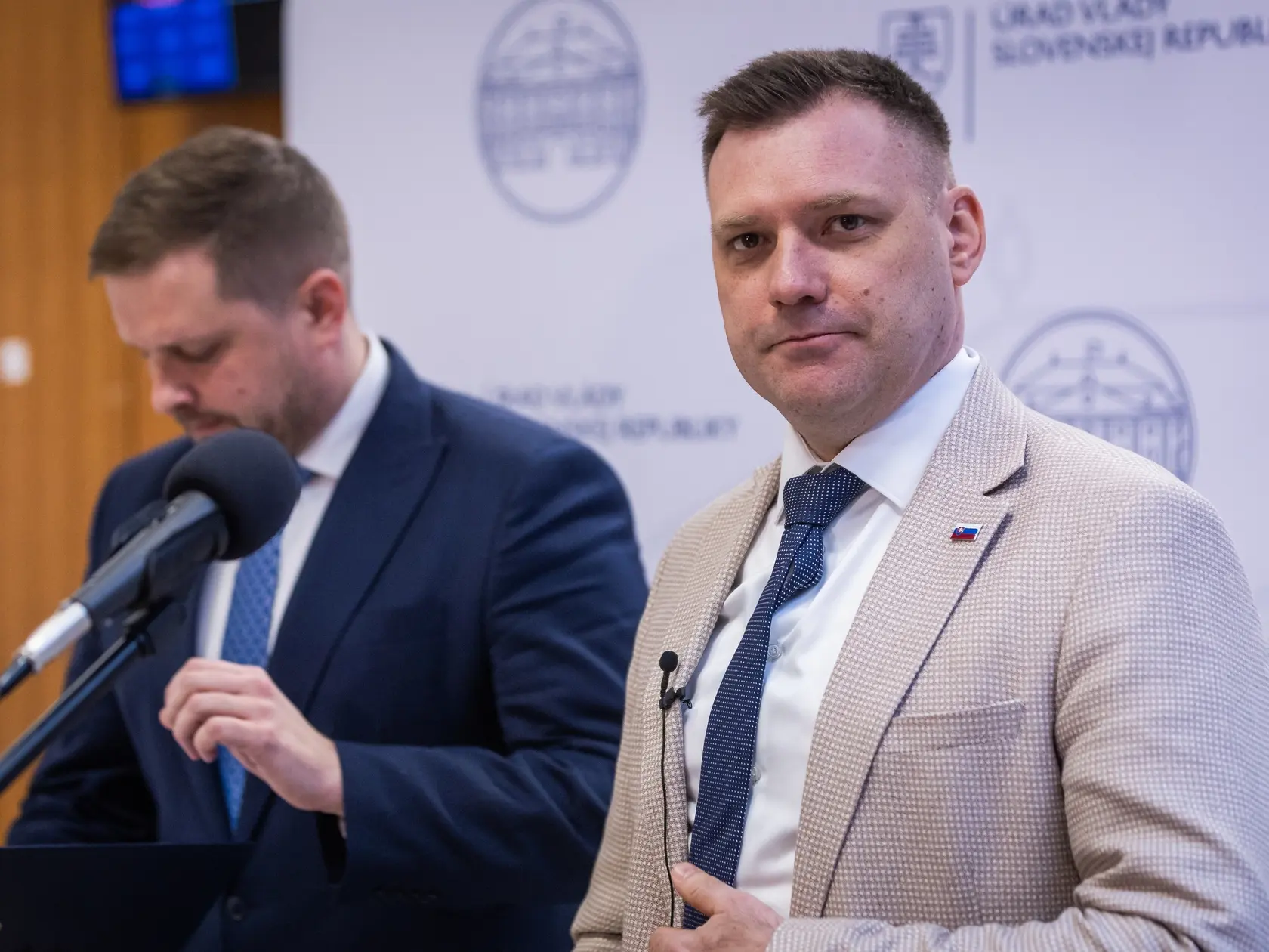Šéf envirorezortu Tomáš Taraba. V pozadí minister zdravotníctva Kamil Šaško.
