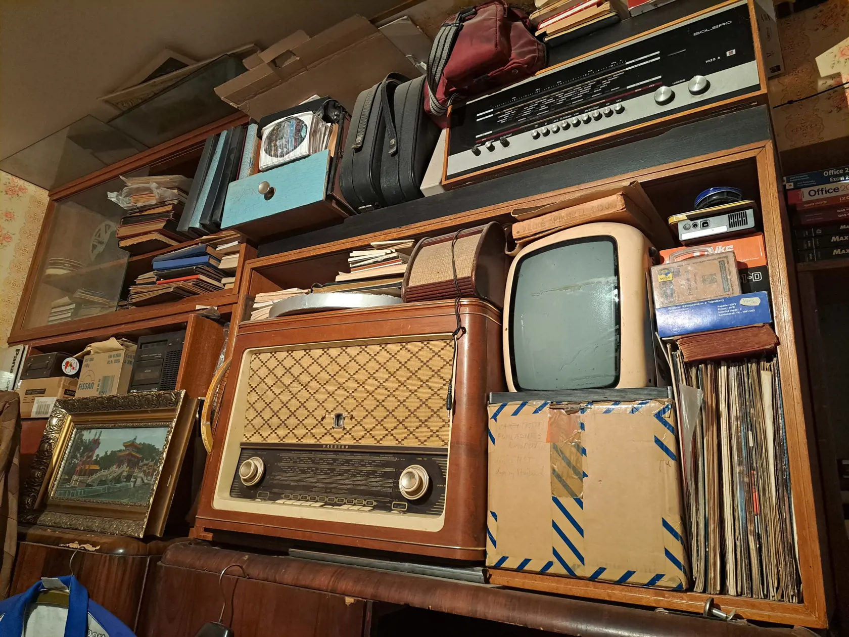 Vyučil sa za opravára televízorov, preto ich aj v byte toľko mal.