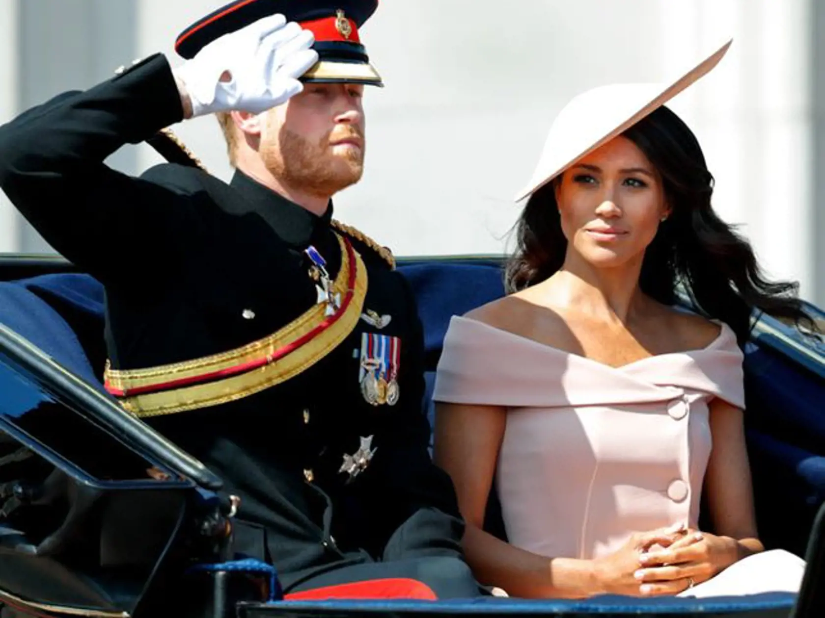 Archie Harrison, ktorého sa Harry a Meghan snažia svojím nečakaným rozhodnutím ochrániť, bude vyrastať mimo svojich kráľovských príbuzných.
