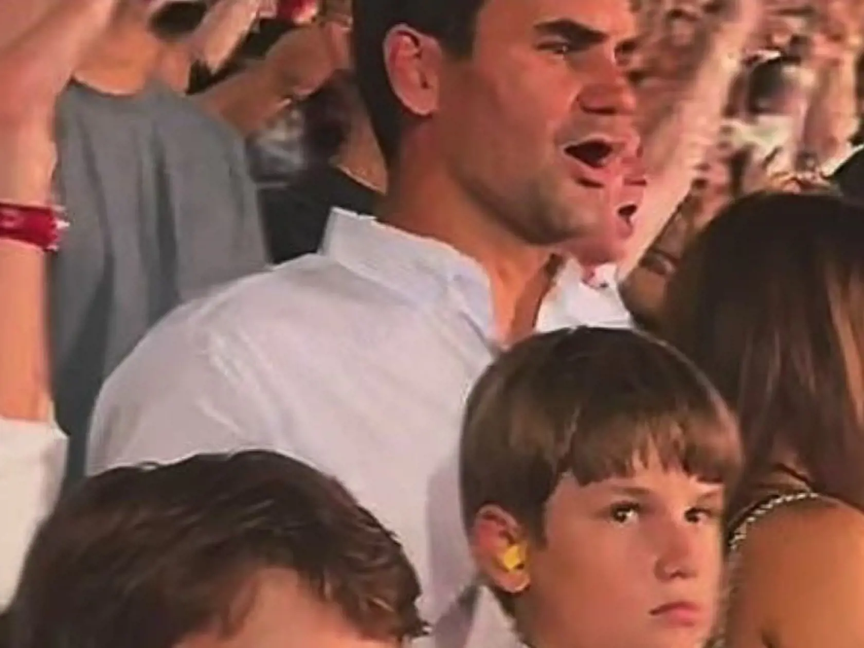 Roger Federer počas koncertu so svojimi synmi.