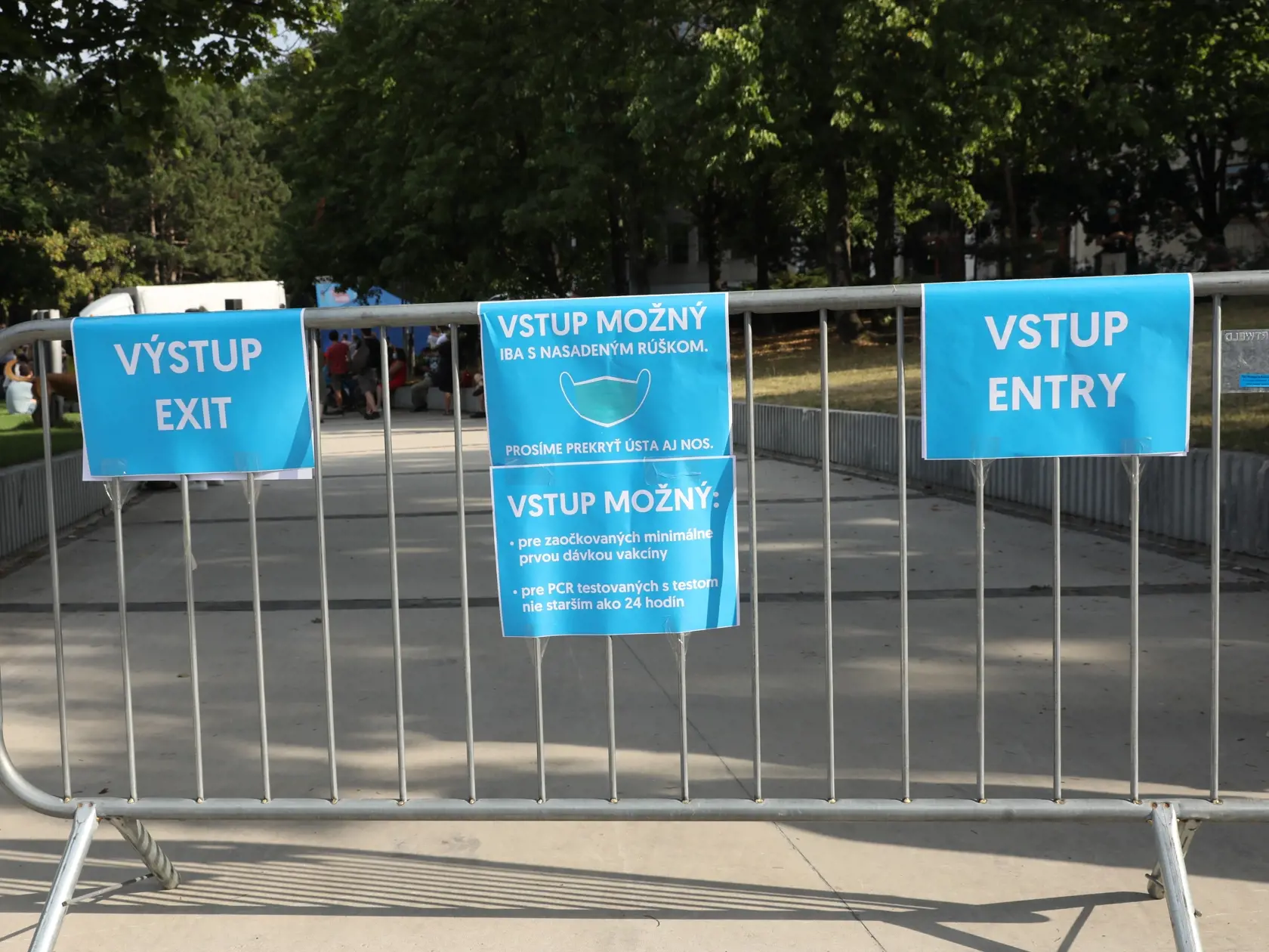 Na snímke je demonštrácia na podporu očkovania na bratislavskom Námestí slobody, počas ktoréj sa ľudia mohli zaočkovať jednodávkovou vakcínou. Akciu na podporu očkovania zorganizovalo Progresívne Slovensko.
