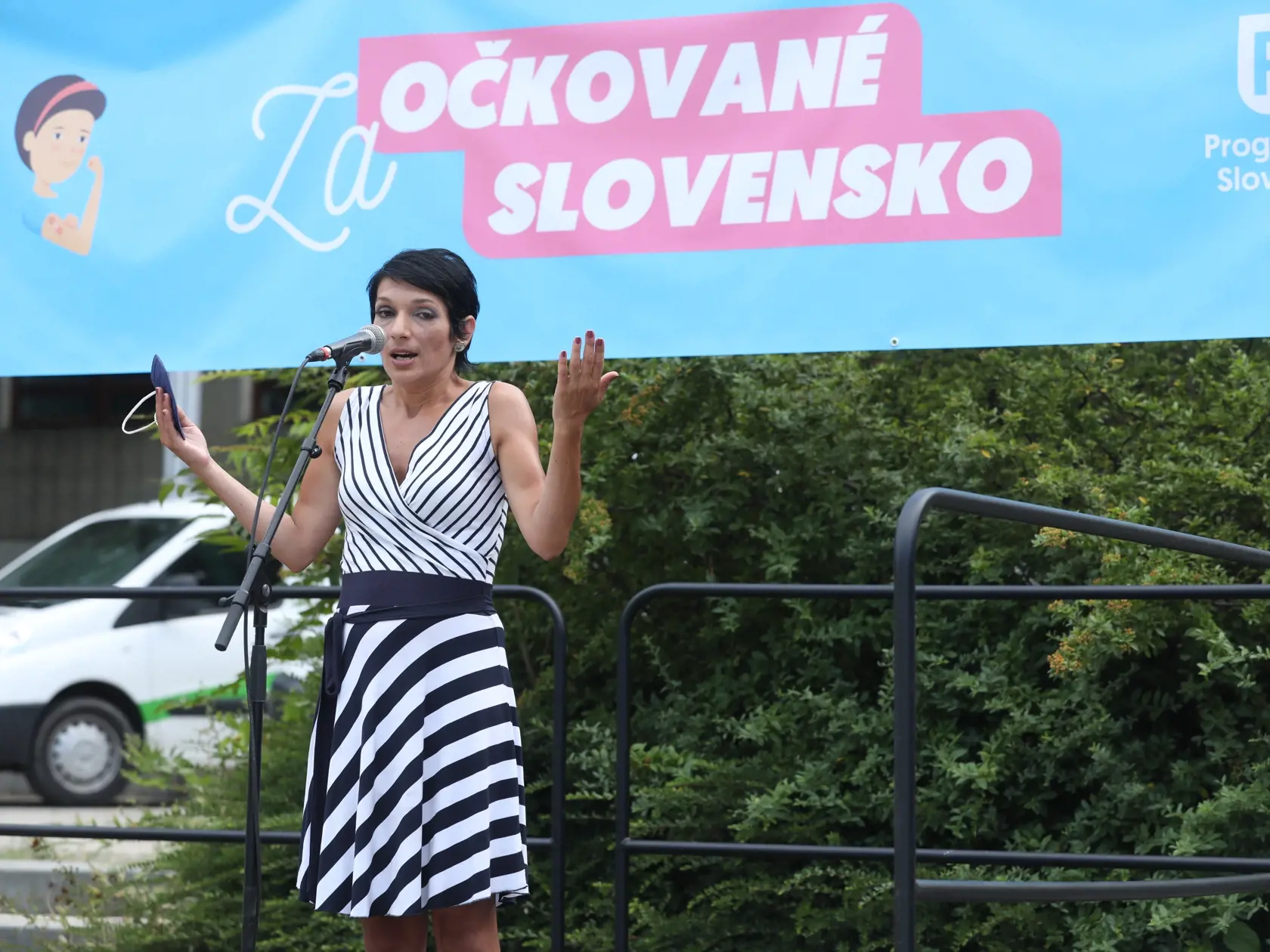 Na snímke je demonštrácia na podporu očkovania na bratislavskom Námestí slobody, počas ktoréj sa ľudia mohli zaočkovať jednodávkovou vakcínou. Akciu na podporu očkovania zorganizovalo Progresívne Slovensko. Na snímke je predsedníčka strany PS Irena Bihariová.