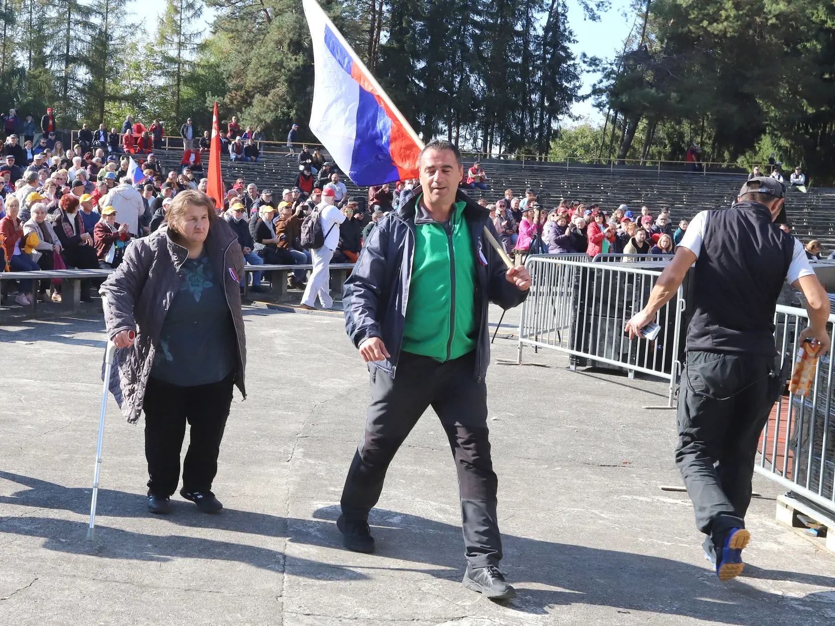 Na snímke účastníci protivládneho podujatia "čapicový protest", ktorý zorganizoval poslanec Národnej rady SR (NR SR) Robert Fico (Smer-SD), ku ktorému sa pridali strany SNS a Republika v Rimavskej Sobote 17. októbra 2021. FOTO TASR - Ján Krošlák