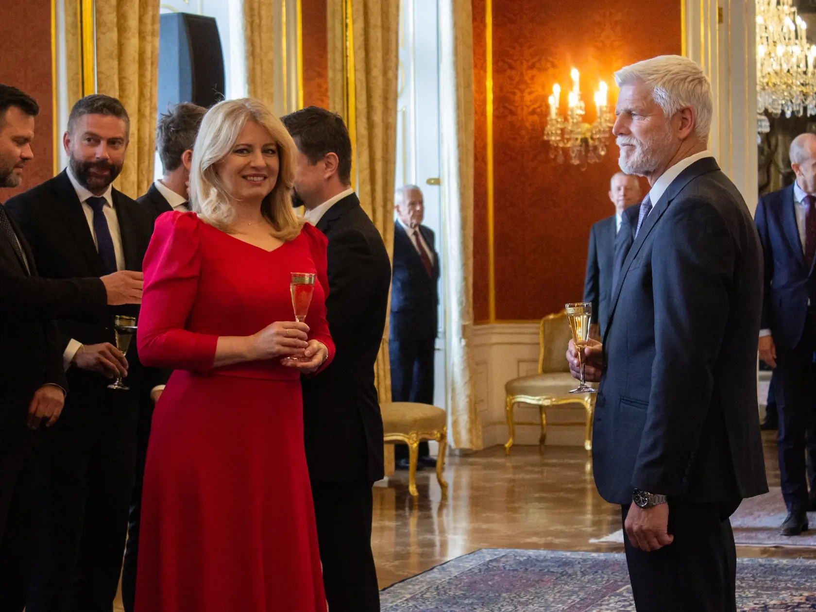 Na snímke český prezident Petr Pavel a slovenská prezidentka Zuzana Čaputová sa usmievajú počas prípitku po ceremónii odovzdávania štátnych vyznamenaní na Pražskom hrade vo štvrtok 13. júna 2024. Zuzana Čaputová si prevzala z rúk českého prezidenta Petra Pavla najvyššie české štátne vyznamenanie Rad Bieleho leva občianskej skupiny I. triedy, a to za obzvlášť vynikajúce zásluhy v prospech ČR. Pavlovi zároveň udelila najvyššie slovenské štátne vyznamenanie Rad Bieleho dvojkríža I. triedy, občiansk