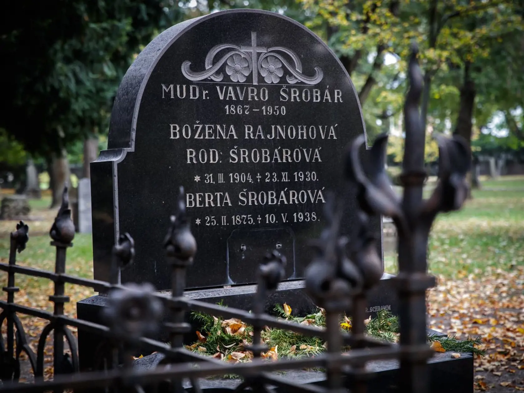 Hrob, o ktorom sa hovorí každý víkend: Slávny medzivojnový politik Vavro Šrobár sa v ňom vraj obracia vždy, keď jeho pravnuk Fedor  vyrazí do mesta.