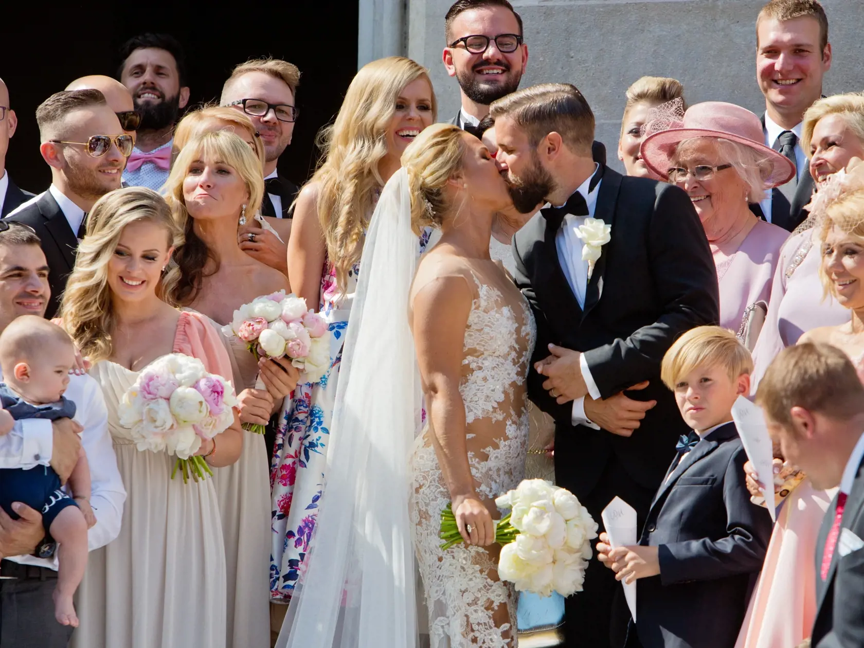 Na snimke Dominika Navara Cibulkova a Michal Navara pozuju pred juznym vchodom Domu Svateho Martina tesne po svadobnom obrade.