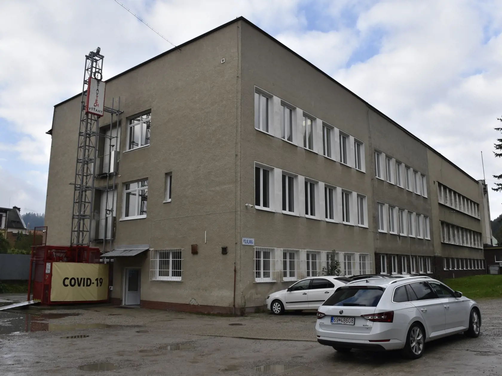 Pacientov nakazených novým koronavírusom bude Ústredná vojenská nemocnica (ÚVN) v Ružomberku môcť hospitalizovať v novom covidovom pavilóne. Otvorili ho v piatok za účasti ministra obrany Jaroslava Naďa (OĽANO). Na snímke covidový pavilón ÚVN v Ružomberku 2. októbra 2020. EASYFOTO TASR - Miroslava Mlynárová