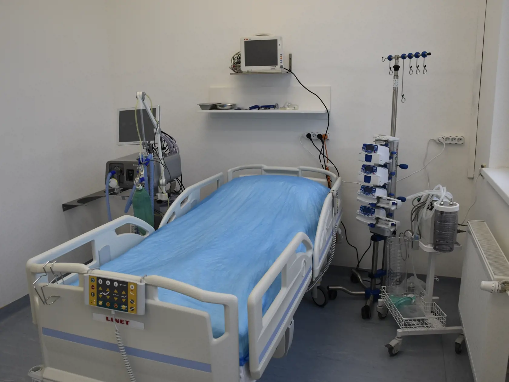 Pacientov nakazených novým koronavírusom bude Ústredná vojenská nemocnica (ÚVN) v Ružomberku môcť hospitalizovať v novom covidovom pavilóne. Otvorili ho v piatok za účasti ministra obrany Jaroslava Naďa (OĽANO). Na snímke izba v covidovom pavilóne ÚVN v Ružomberku 2. októbra 2020. EASYFOTO TASR - Miroslava Mlynárová
