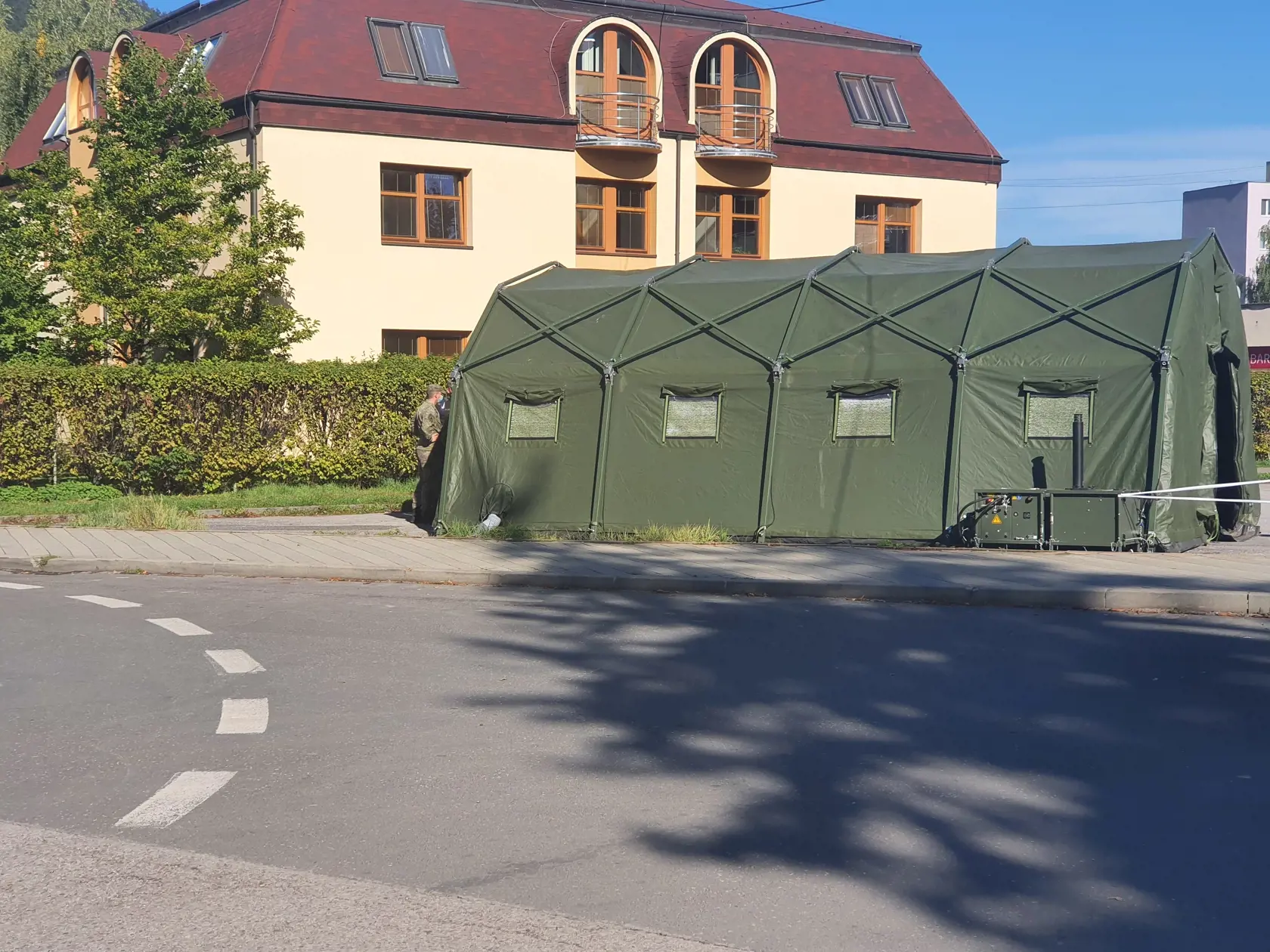 Ústredná vojenská nemocnica (ÚVN) v Ružomberku od piatka 9. októbea 2020 opätovne spustila triediace COVID-19 pracovisko na vstupoch do oboch svojich areálov. Pred vstupom do nemocnice ním musí prejsť každý pacient. Na snímke triediace pracovisko pred ÚVN v Ružomberku. EASYFOTO TASR - Miroslava Mlynárová