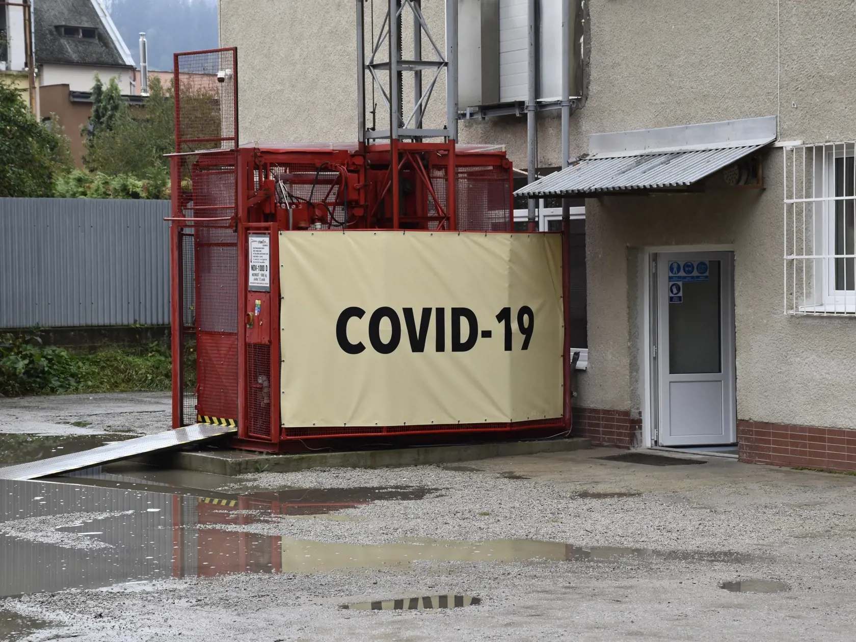 Pacientov nakazených novým koronavírusom bude Ústredná vojenská nemocnica (ÚVN) v Ružomberku môcť hospitalizovať v novom covidovom pavilóne. Otvorili ho v piatok za účasti ministra obrany Jaroslava Naďa (OĽANO). Na snímke  vstup do covidového pavilónu ÚVN v Ružomberku 2. októbra 2020. EASYFOTO TASR - Miroslava Mlynárová