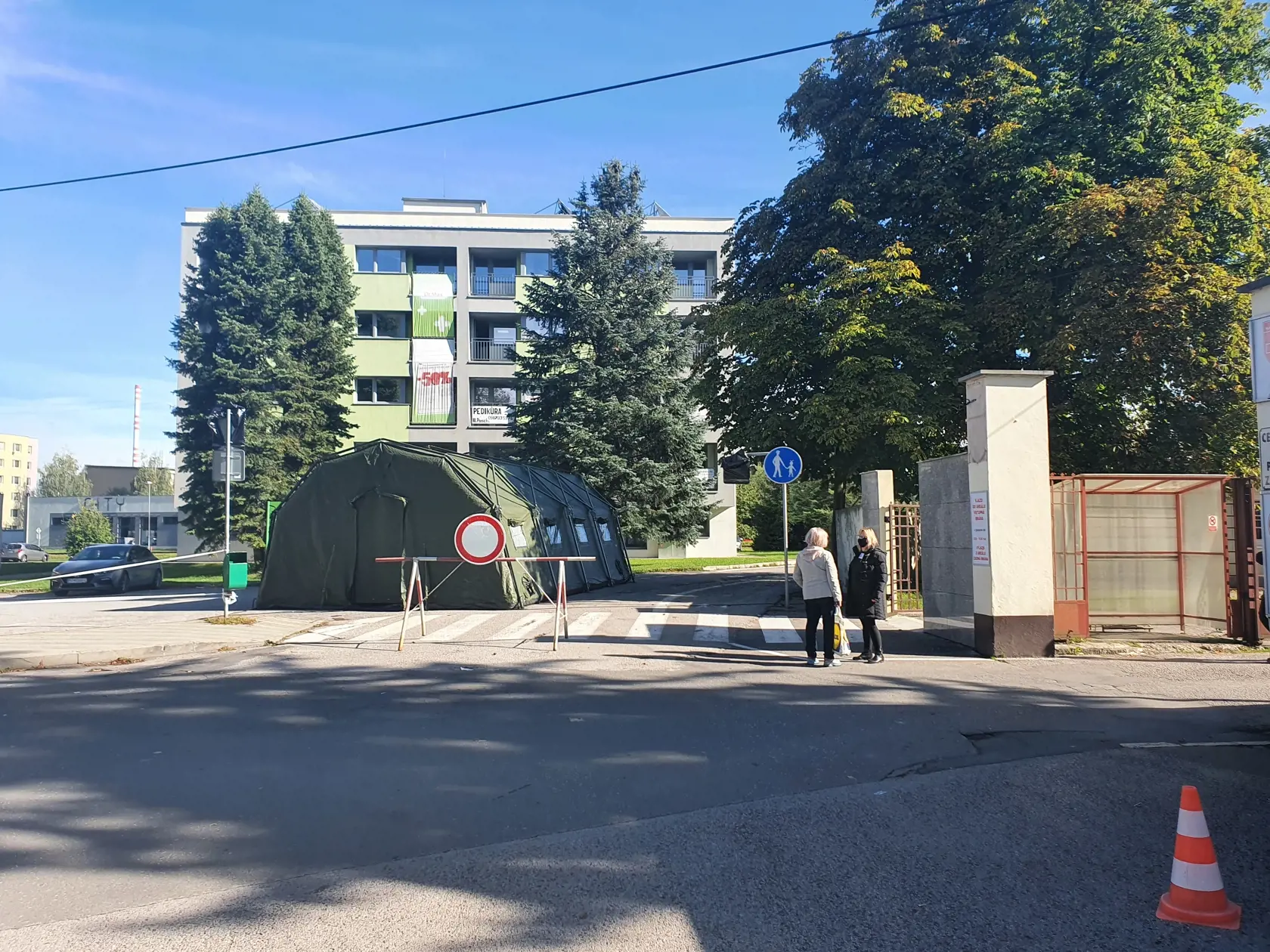 Ústredná vojenská nemocnica (ÚVN) v Ružomberku od piatka 9. októbea 2020 opätovne spustila triediace COVID-19 pracovisko na vstupoch do oboch svojich areálov. Pred vstupom do nemocnice ním musí prejsť každý pacient. Na snímke triediace pracovisko pred ÚVN v Ružomberku. EASYFOTO TASR - Miroslava Mlynárová
