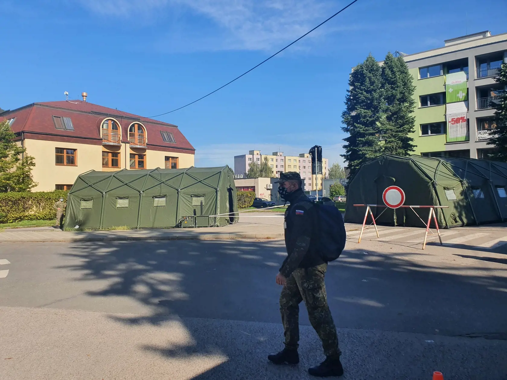 Ústredná vojenská nemocnica (ÚVN) v Ružomberku od piatka 9. októbea 2020 opätovne spustila triediace COVID-19 pracovisko na vstupoch do oboch svojich areálov. Pred vstupom do nemocnice ním musí prejsť každý pacient. Na snímke triediace pracovisko pred ÚVN v Ružomberku. EASYFOTO TASR - Miroslava Mlynárová