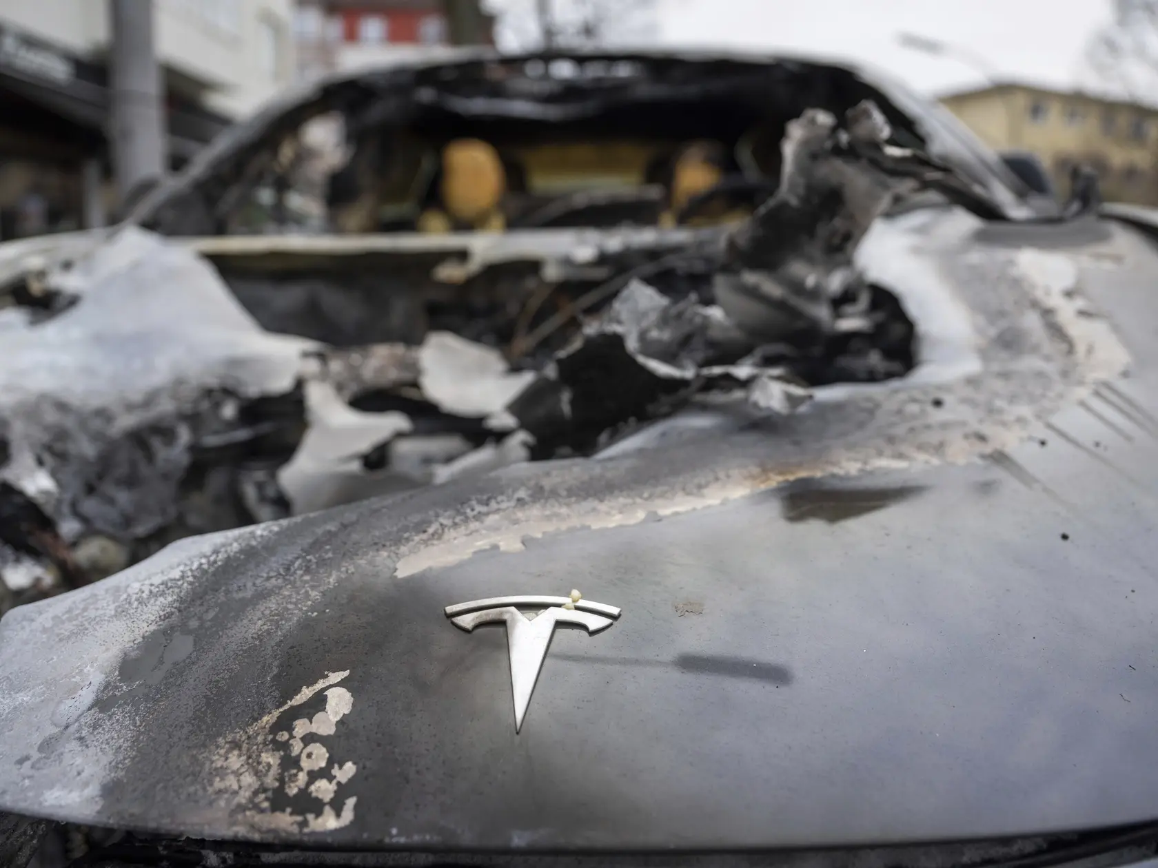 Na snímke zhorené auto značky Tesla v Berlíne 14. marca 2025. Americká automobilka Tesla varovala, že jej, ako aj ďalším veľkým americkým exportérom, hrozia odvetné clá za agresívnu obchodnú politiku prezidenta Donalda Trumpa.