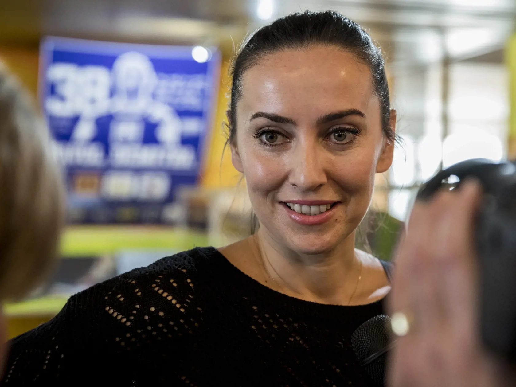 Na snimke Maria Demitrova pocas svojej navstevy Zakladnej skoly Pavla Demitru v Dubnici nad Vahom, v den nedozitych 42 narodenin tohoto tragicky zosnuleho slovenskeho hokejistu.