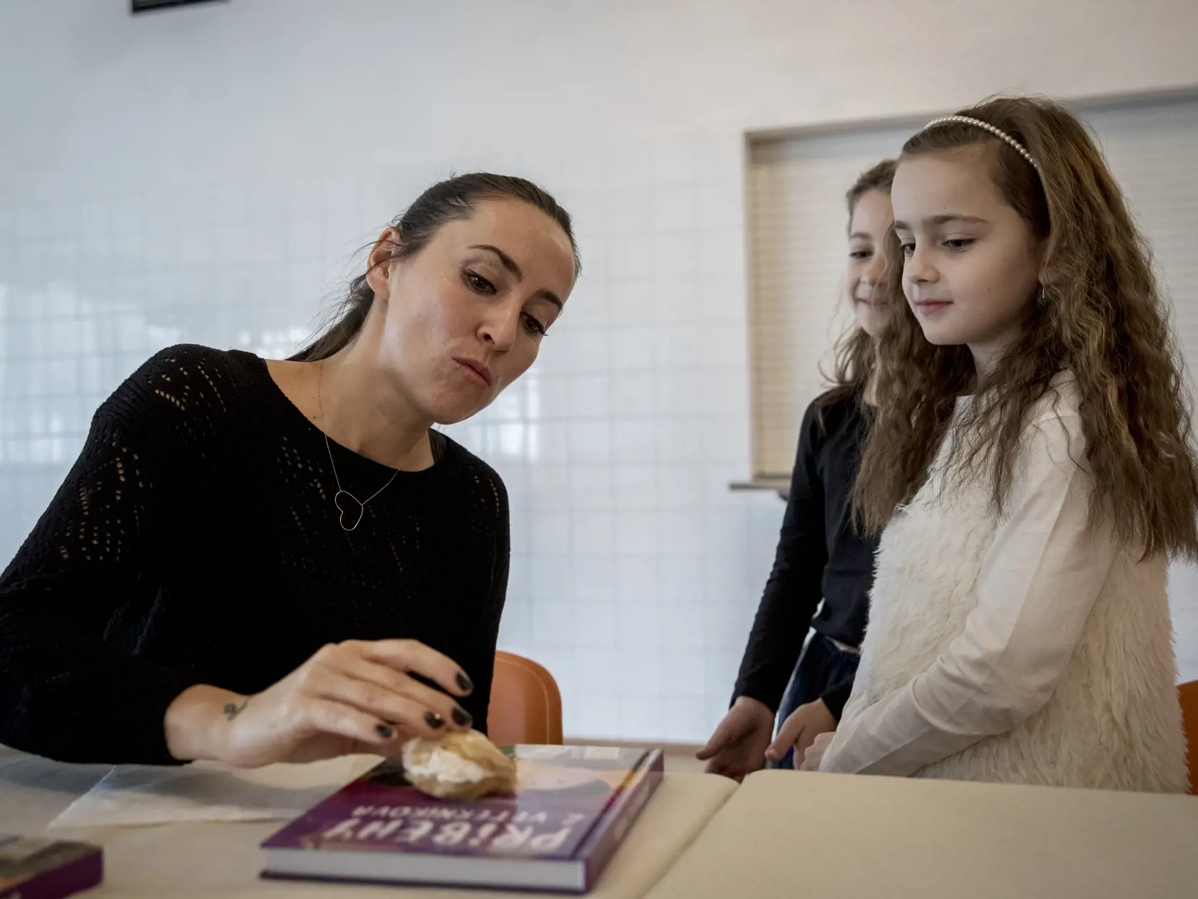 Na snimke Maria Demitrova pocas svojej navstevy Zakladnej skoly Pavla Demitru v Dubnici nad Vahom, v den nedozitych 42 narodenin tohoto tragicky zosnuleho slovenskeho hokejistu.