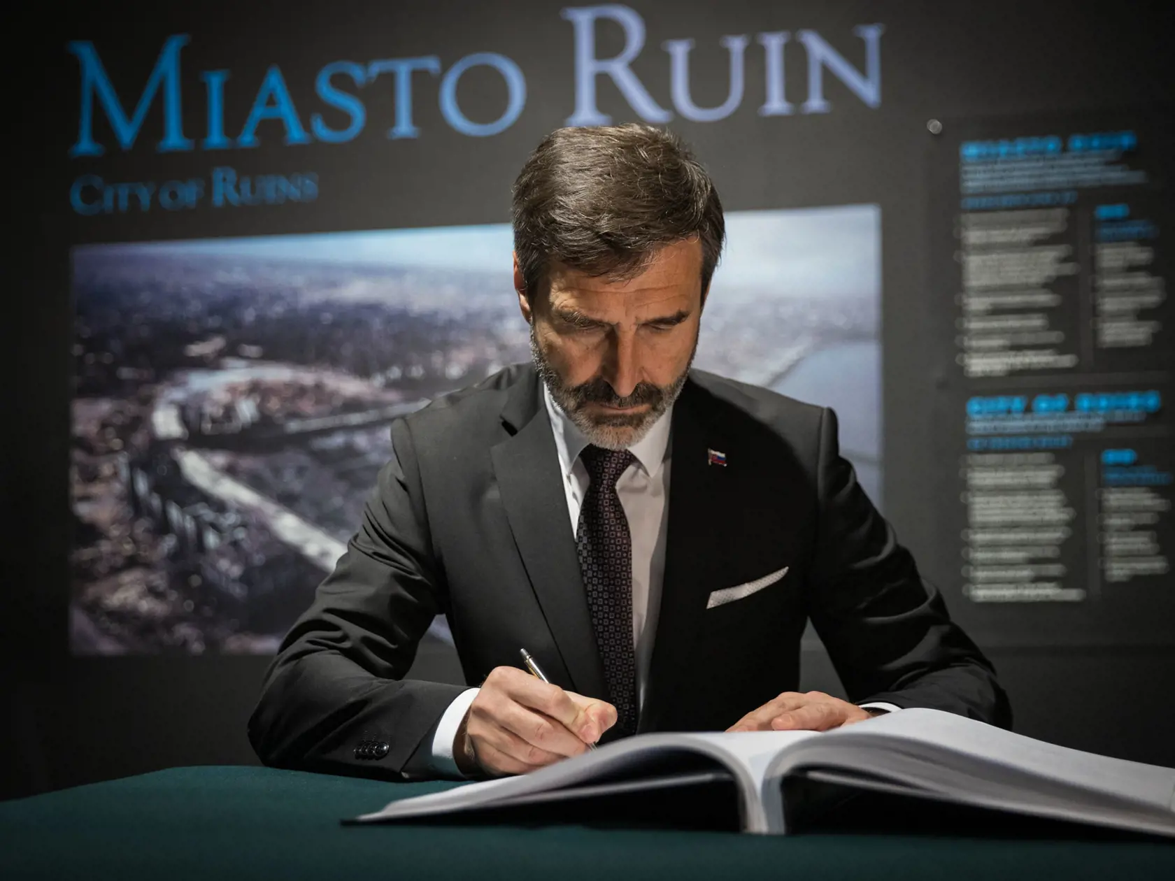 Minister Juraj Blanár sa v Múzeu Varšavského povstania podpísal do knihy vzácnych návštev.