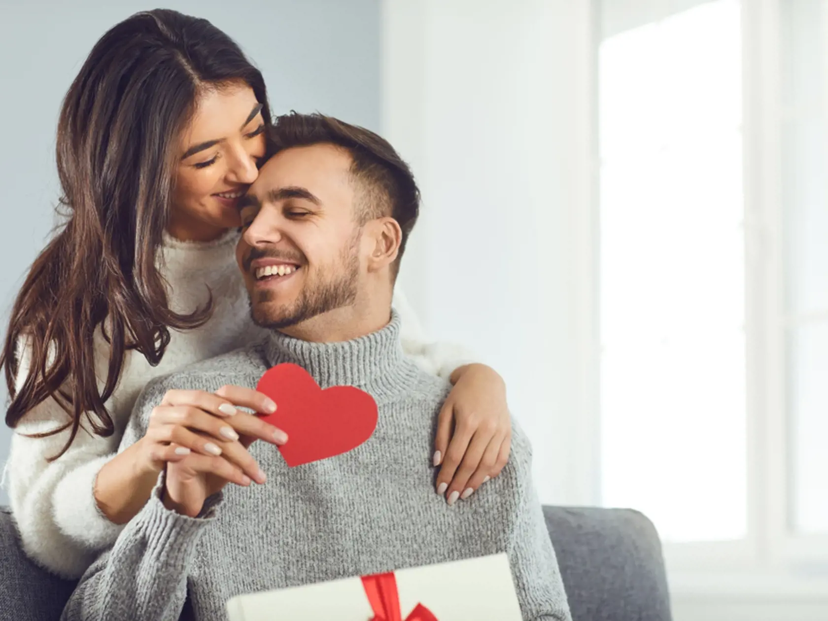 Valentine's,Day.,Couple,Gives,Heart,To,The,Valentine's,Day,In