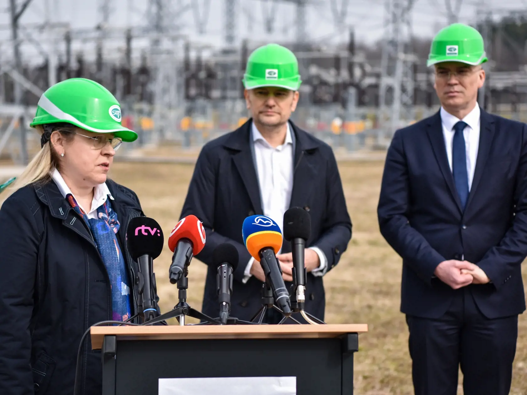 Elektrizačné prenosové sústavy Ukrajiny a Moldavska sa v stredu 16. marca 2022 prepojili s európskou sieťou. Dôležitú úlohu v tom podľa Ministerstva financií (MF) SR zohralo aj Slovensko.
Ukrajina po napadnutí Ruskom požiadala európske krajiny o urýchlené prepojenie elektrizačných sústav. Na snímke zľava vrchná riaditeľka Slovenského energetického dispečingu a obchodu Silvia Čutnalová, minister financií (MF) SR Igor Matovič, štátny tajomník MF SR Marcel Klimek  počas tlačovej konferencie v pries