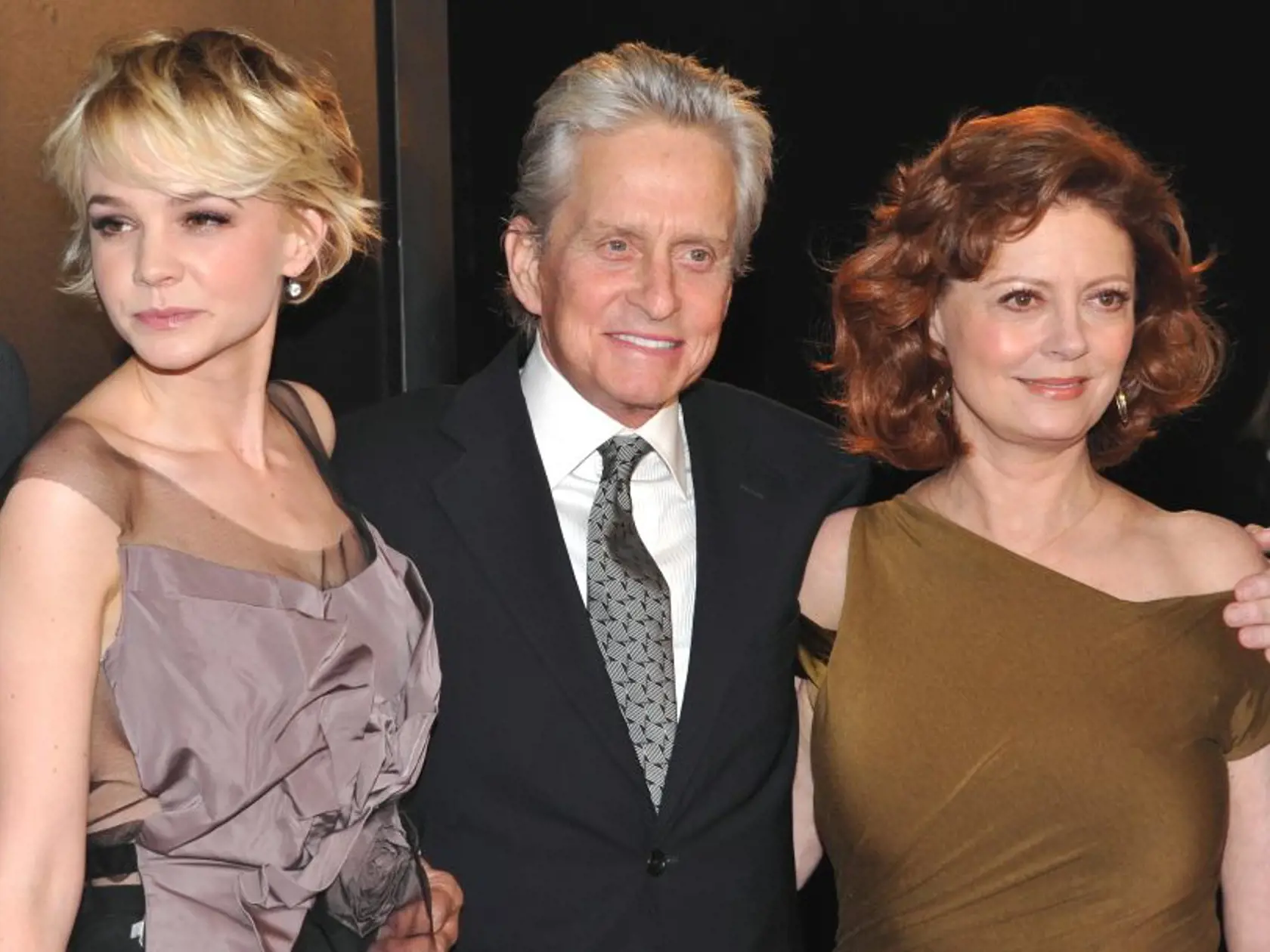 Americký herec Michael Douglas s herečkami Carey Mulliganovou (vľavo) a Susan Sarandonovou na premiére filmu Wall Street.