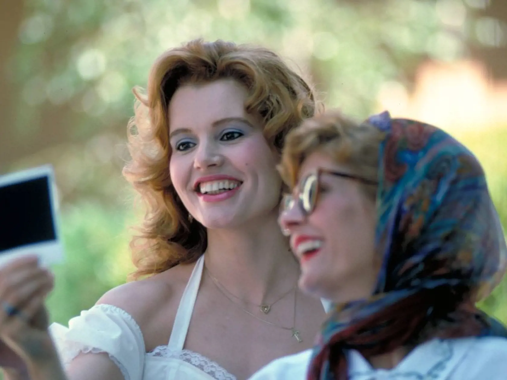 Geena Davis a Susan Sarandon vo filme Thelma a Louise.