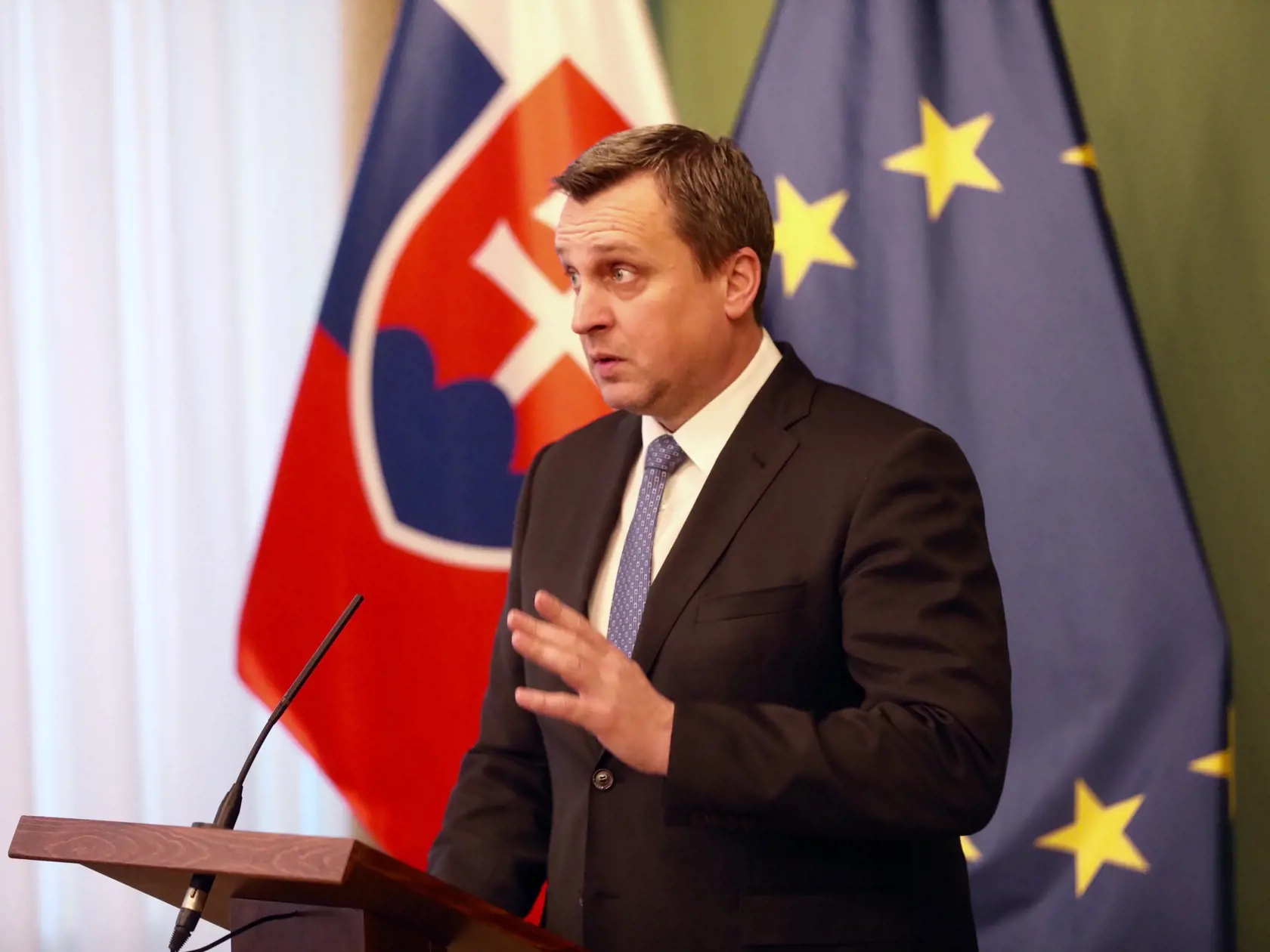 Predseda parlamentu Andrej Danko počas tlačovej besedy k jeho rigoróznej práci.