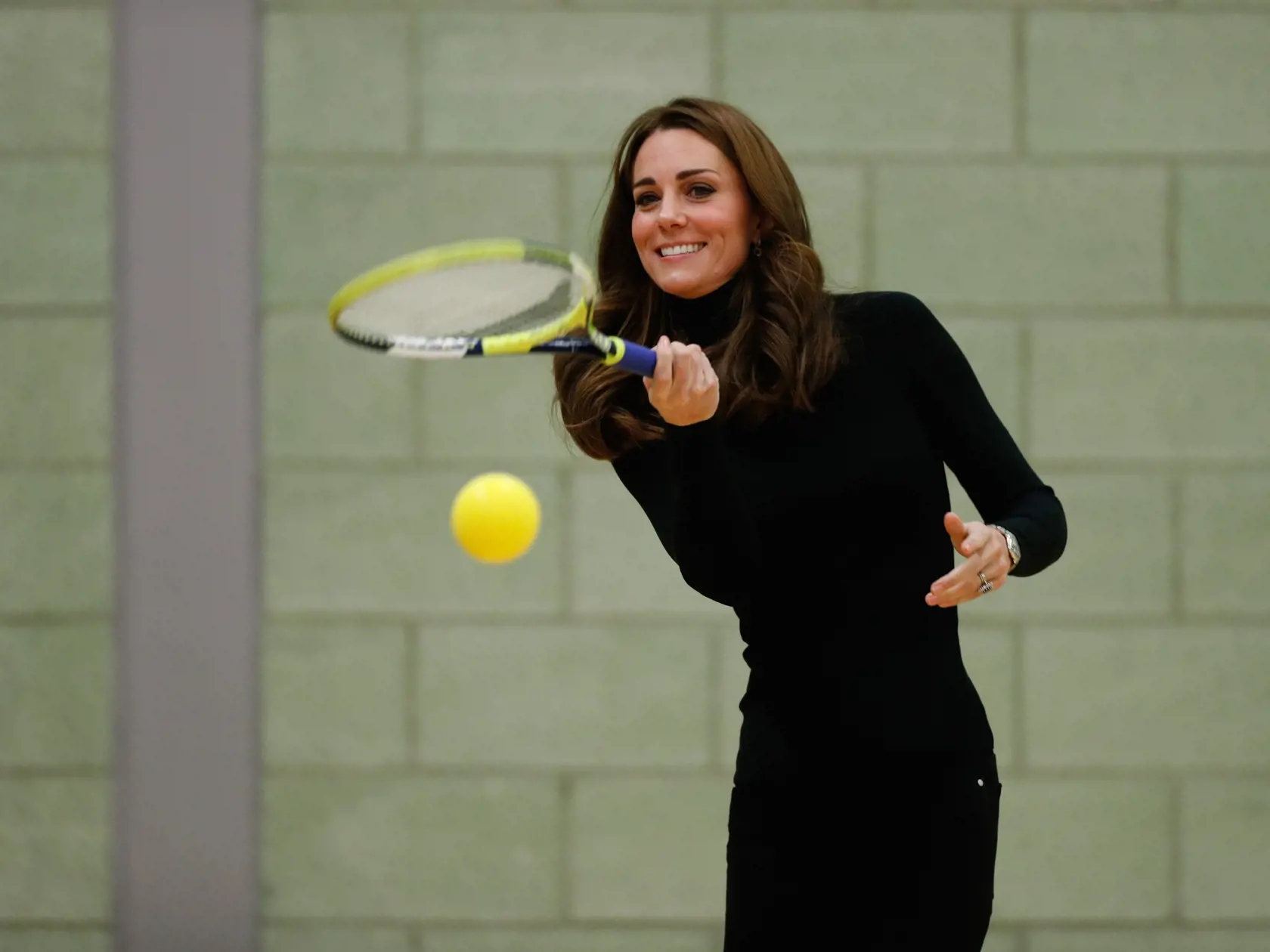 Prominentný tenisový klub Hurlingham si obľúbila aj britská vojvodkyňa Kate Middleton. Princezná z Walesu do rozsiahleho trávnatého areálu vodí aj svojho syna, princa Georgea, ktorému platí hodiny tenisu za 1400 libier ročne. Teraz čelí škandálu.