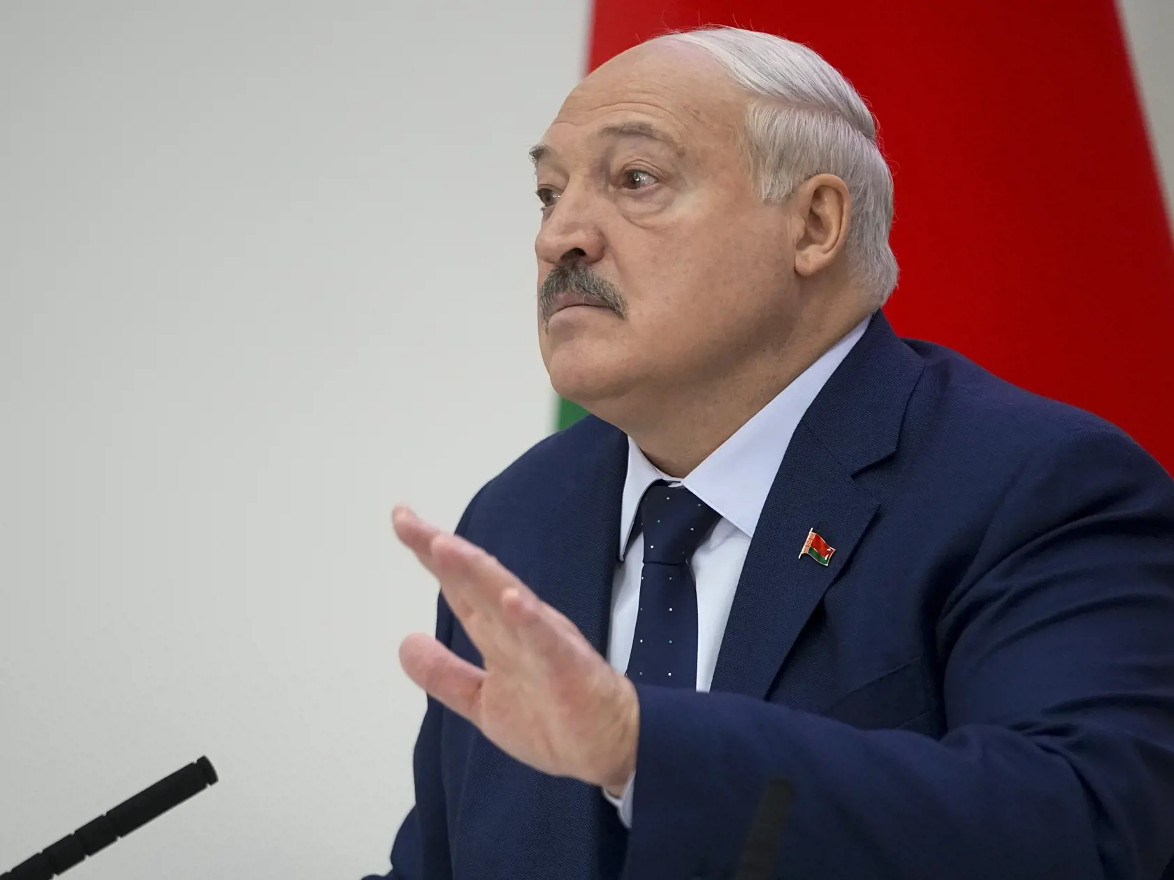 KK36 Minsk - Bieloruský prezident Alexandr Lukašenko poskytuje rozhovor novinárom po hlasovaní v prezidentských voľbách v Bielorusku v nedeľu 26. januára 2025. V Bielorusku sa v nedeľu ráno o 8.00 miestneho času (6.00 SEČ) otvorili volebné miestnosti pri príležitosti prezidentských volieb. Ide o prvé voľby hlavy štátu od masívnych protestov po voľbách spred piatich rokov, v ktorých s prehľadom zvíťazil doterajší prezident Alexandr Lukašenko. FOTO TASR/AP
Belarusian President Alexander Lukashenko gestures while speaking to the media after voting in presidential elections in Minsk, Belarus, Sunday, Jan. 26, 2025. (AP Photo/Pavel Bednyakov)