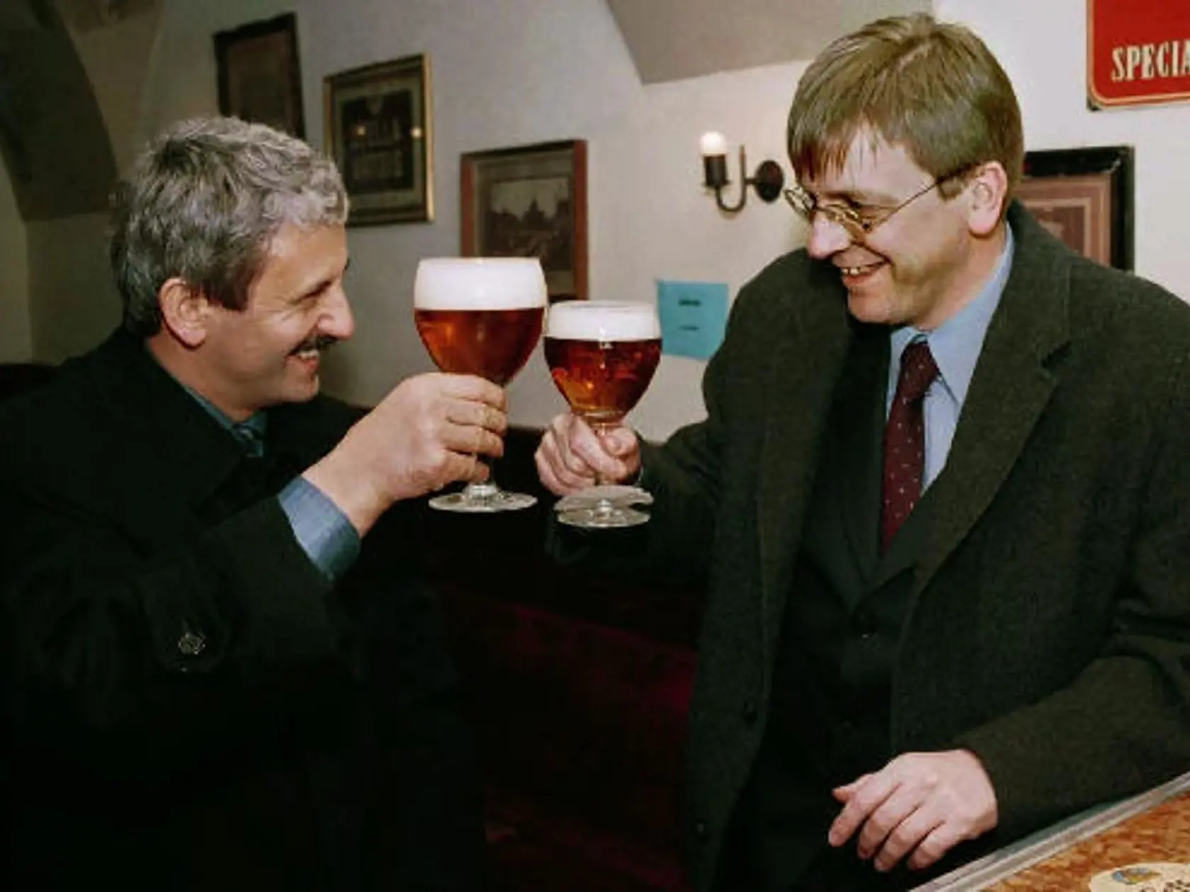 Belgický premiér Guy Verhofstadt, který pøicestoval 14. bøezna na návštìvu Slovenska, si pøipíjí pivem se slovenským premiérem Mikulášem Dzurindou bìhem procházky po Bratislavì. - pivo -