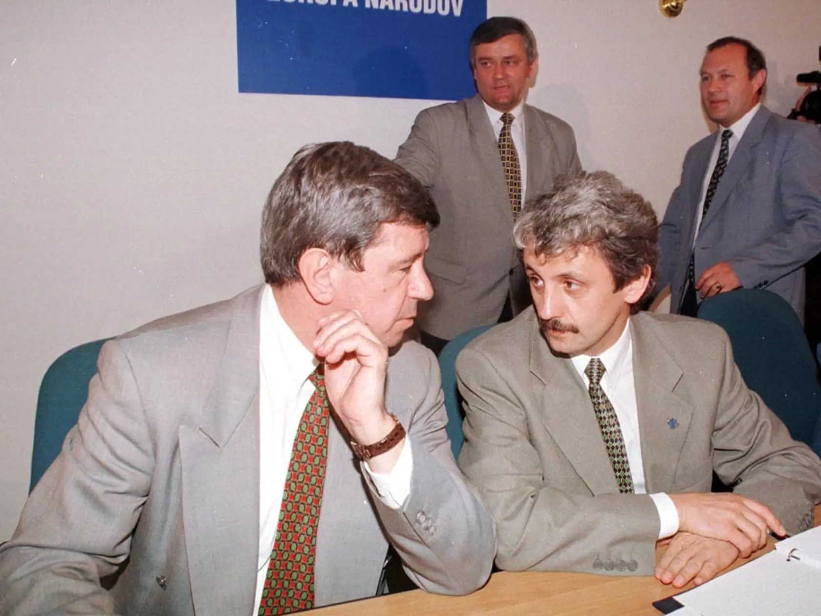 Kukan a Dzurinda v roku 1998 na rokovaní v SNS. V pozadí Ján Slota.