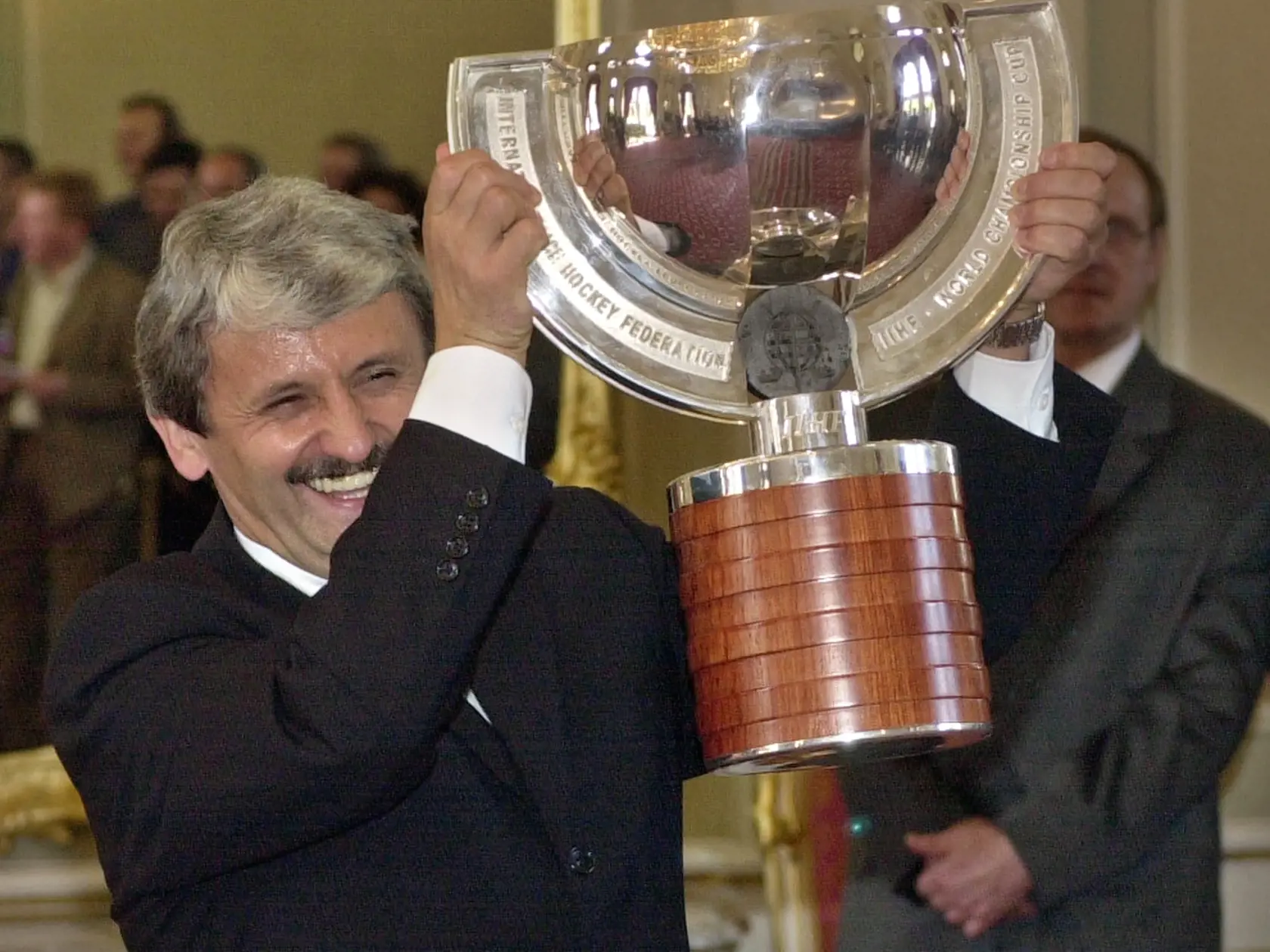 Slovenskí hokejisti vybojovali v Göteborgu historické zlato z MS. S pohárom sa pochválil aj vtedajší premiér Mikuláš Dzurinda.