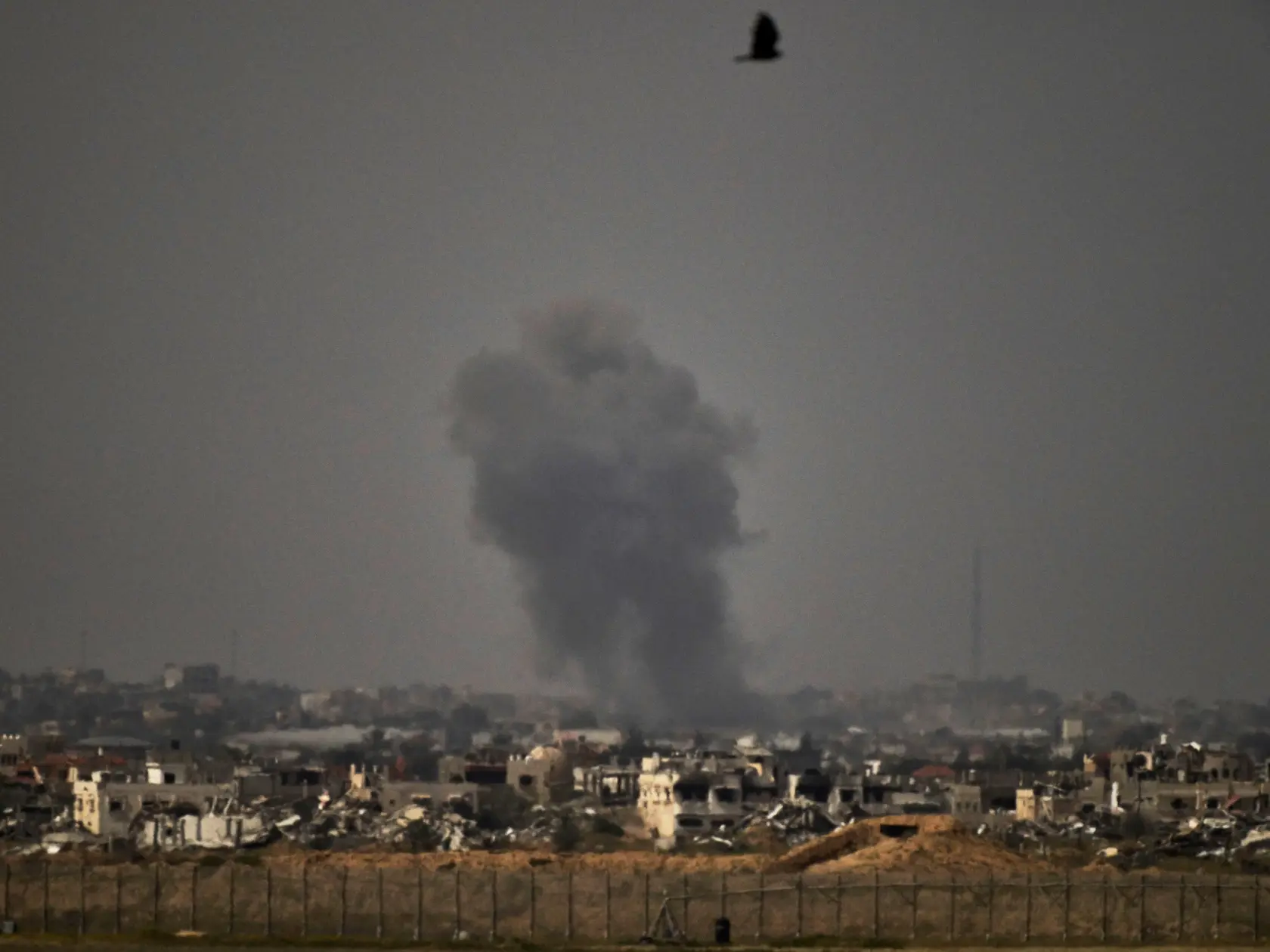 JB 16 Gaza - Dym stúpa pri explózii po izraelskom bombardovaní Pásma Gazy, čo je viditeľné z juhu Izraela v piatok 4. apríla 2025. Izraelská armáda bojuje s palestínskymi militantmi hnutia Hamas v pásme Gazy po útokoch Hamasu na Izrael 8. októbra. FOTO TASR/AP

Smoke rises to the sky following Israeli bombardment in the Gaza Strip as seen from southern Israel, Friday, April 4, 2025. (AP Photo/Leo Correa)