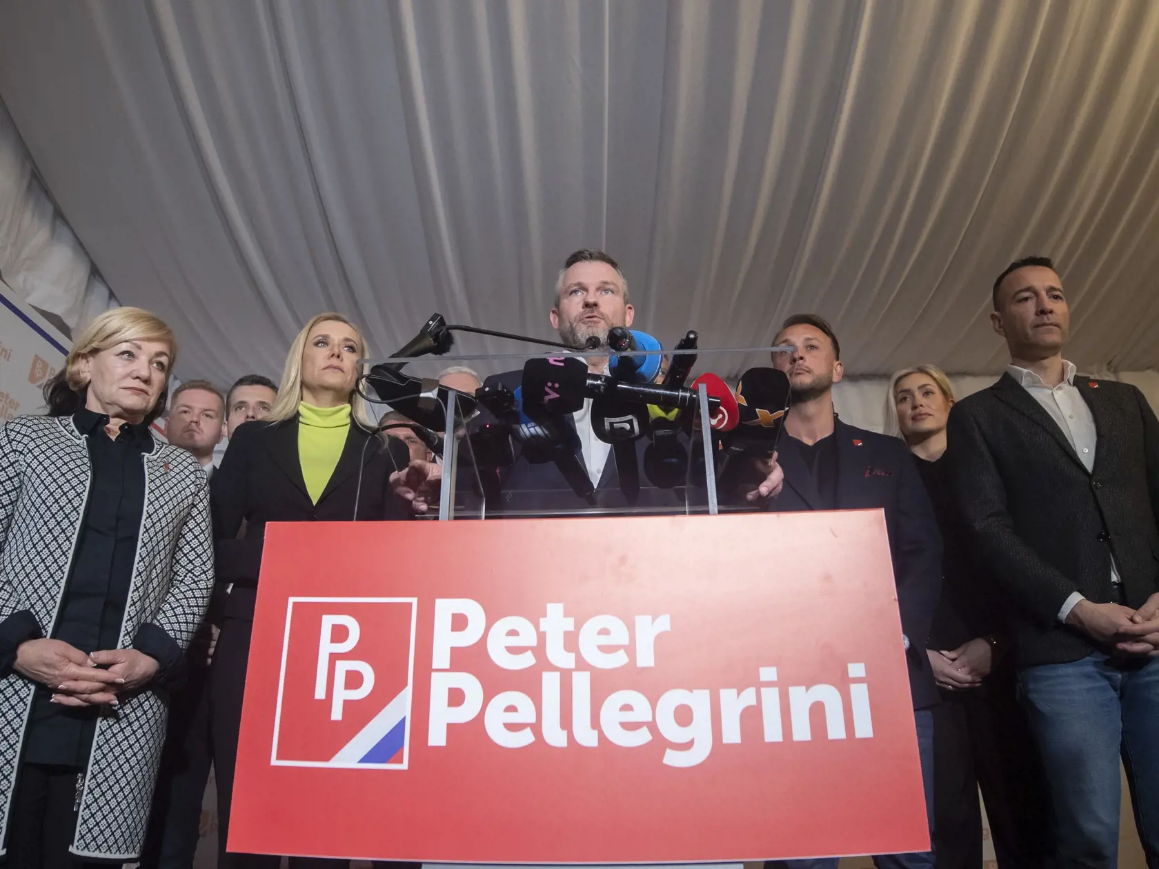 Na snímke predseda Národnej rady (NR) SR a kandidát na prezidenta SR Peter Pellegrini (uprostred) reaguje na predbežné neoficiálne výsledky po sčítaní 98 percent hlasov vo svojej volebnej centrále v Bratislave v nedeľu 24. marca 2024.