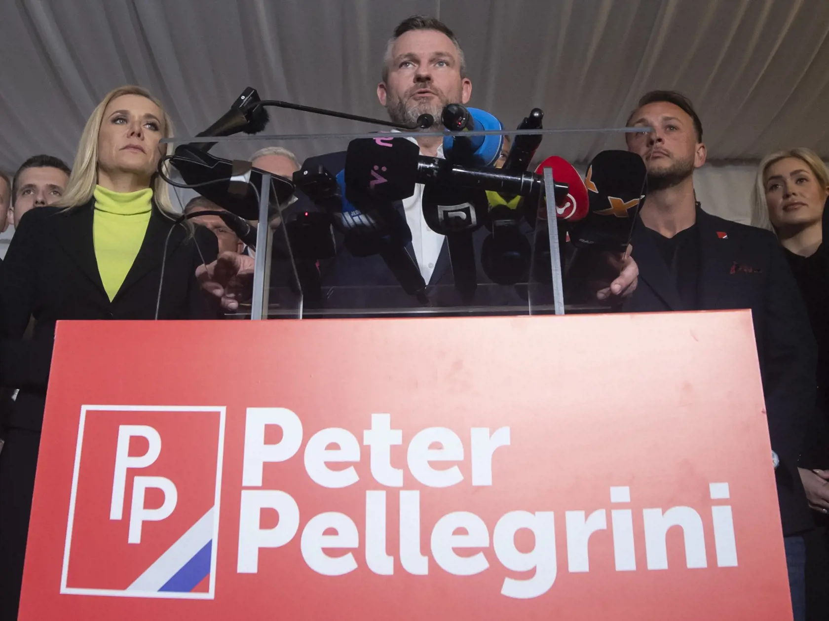 Na snímke predseda Národnej rady (NR) SR a kandidát na prezidenta SR Peter Pellegrini (uprostred) reaguje na predbežné neoficiálne výsledky po sčítaní 98 percent hlasov vo svojej volebnej centrále v Bratislave v nedeľu 24. marca 2024.