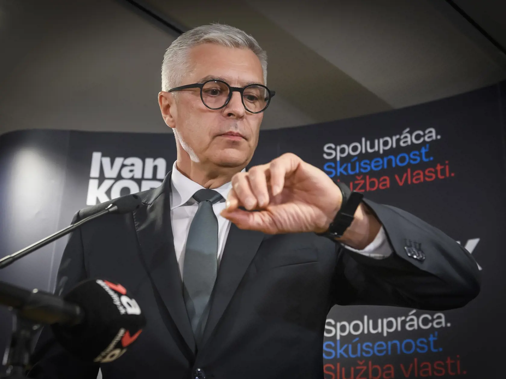 Na snímke kandidát na prezidenta SR Ivan Korčok sa pozerá na hodinky počas prvého tlačového vyhlásenia vo svojej volebnej centrále v Bratislave počas 1. kola prezidentských volieb v sobotu 23. marca 2024.