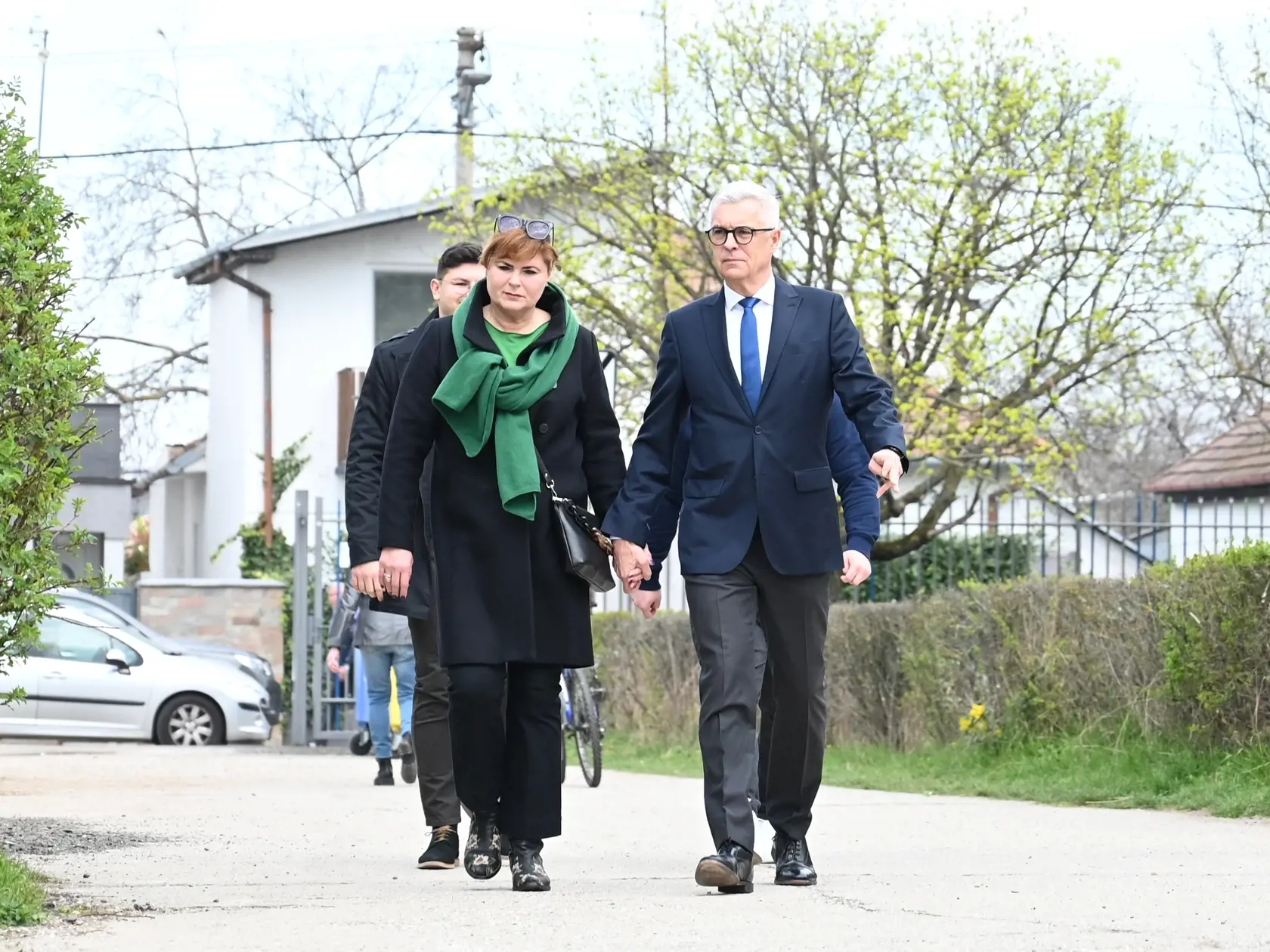 Na snímke vpravo kandidát na prezidenta SR Ivan Korčok a jeho manželka Soňa prichádzajú do volebnej miestnosti v prvom kole prezidentských volieb v Senci v sobotu 23. marca 2024.