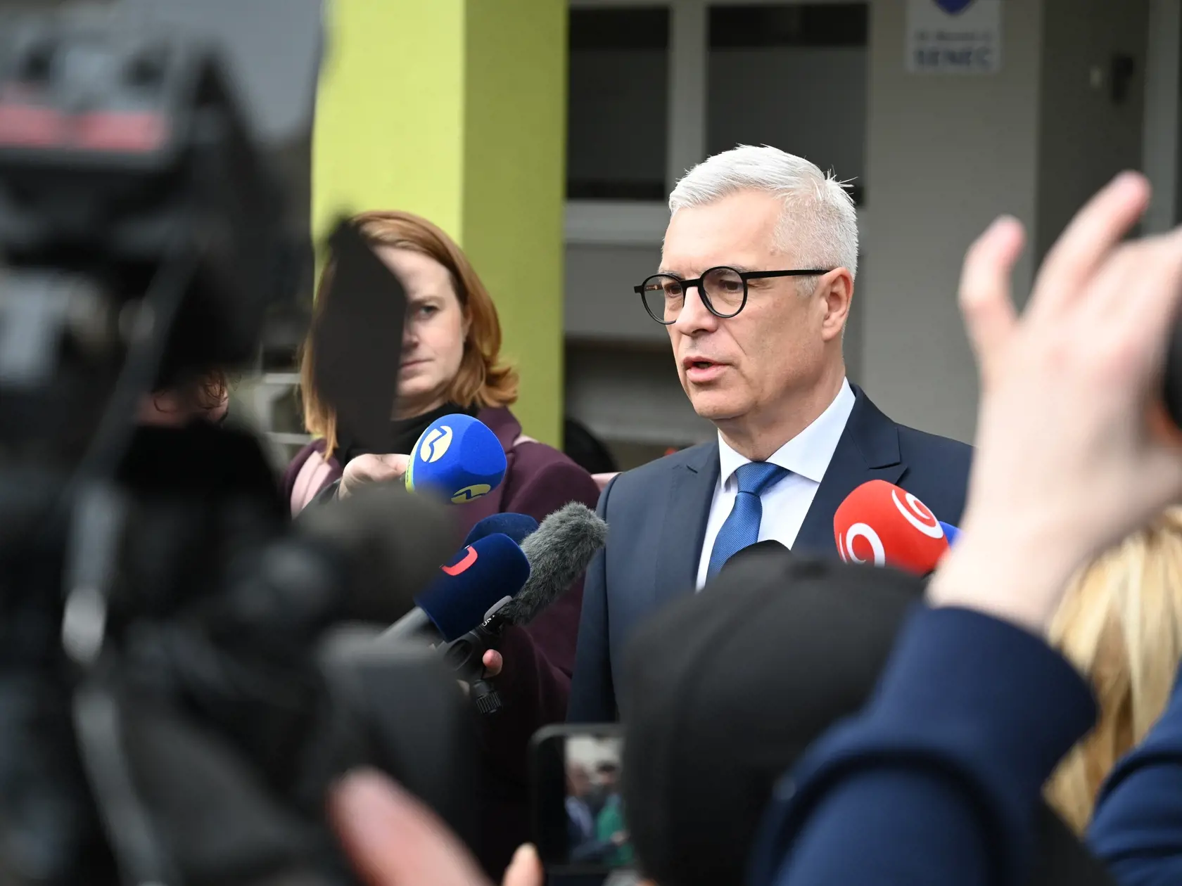 Na snímke kandidát na prezidenta SR Ivan Korčok po odvolení odpovedá na otázky novinárov pred volebnou miestnosťou v prvom kole prezidentských volieb v Senci v sobotu 23. marca 2024.