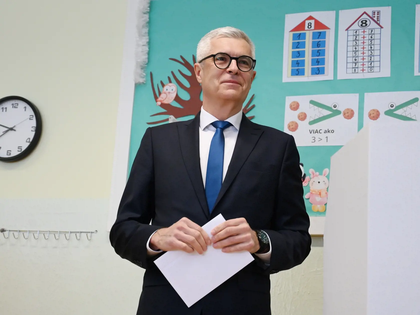 Na snímke kandidát na prezidenta SR Ivan Korčok s obálkou s hlasovacím lístkom vo volebnej miestnosti v prvom kole prezidentských volieb v Senci v sobotu 23. marca 2024.