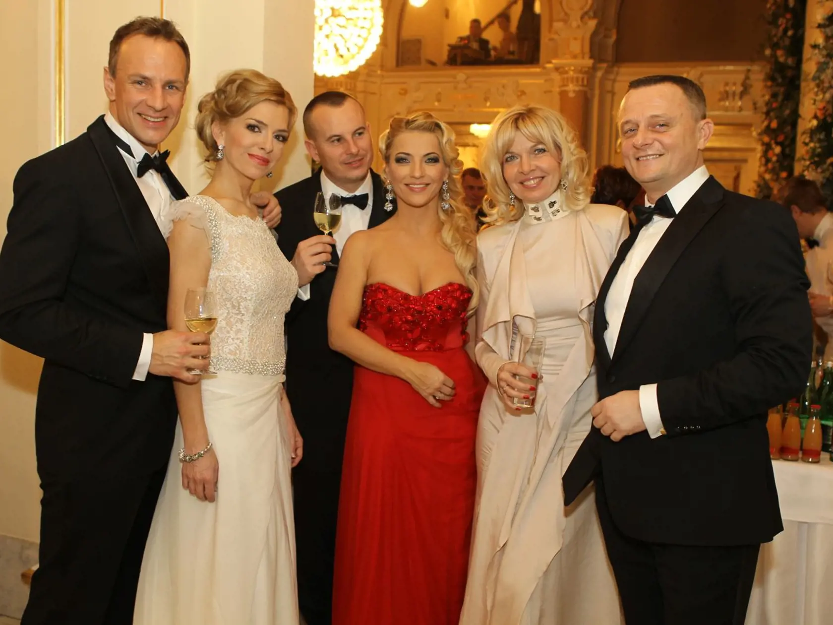 Partička, ktorá sa na Plese v opere bavila pred rokmi. Zľava Patrik Švajda, Zlatica Puškárová, Martina Šimkovičová, Zuzana Ťapáková a Vilo Rozboril.