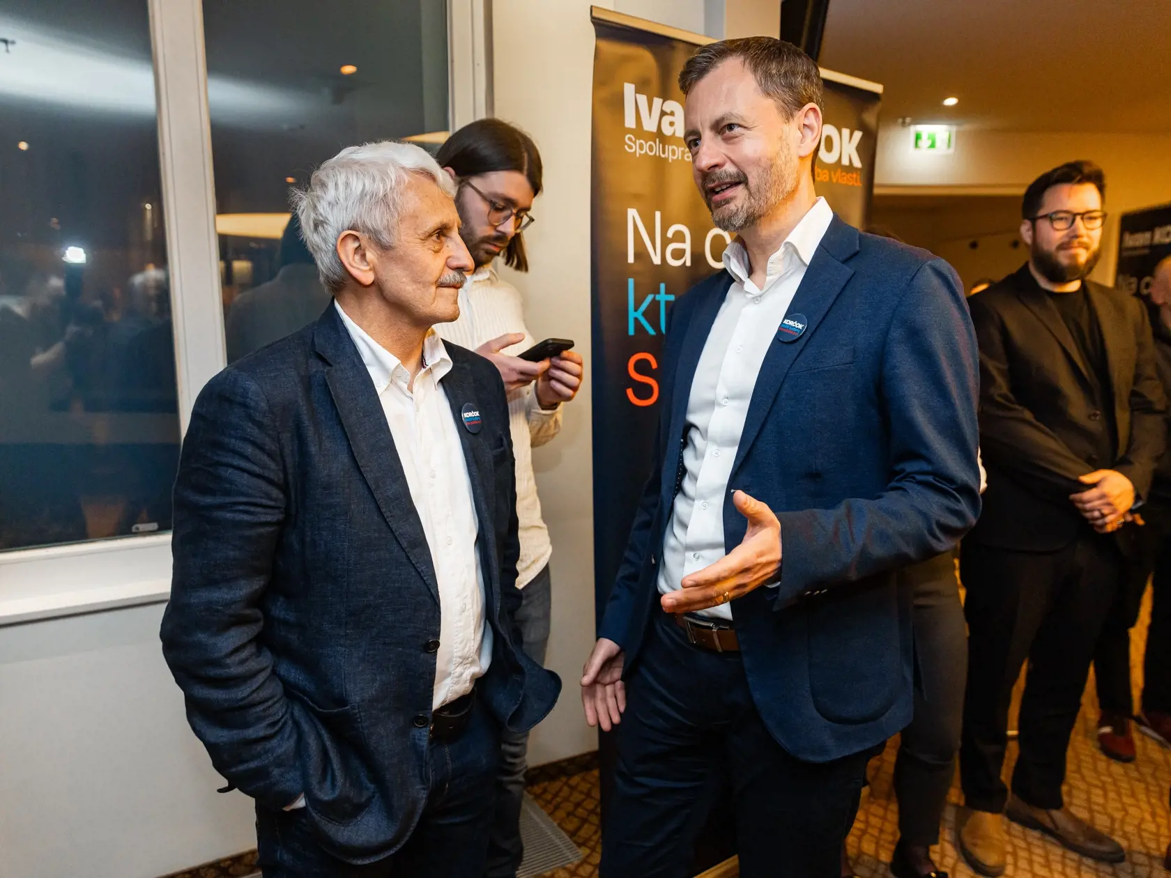 Volebná noc v centrále prezidentského kandidáta Ivana Korčoka v Bratislave. Na sníme Mikuláš Dzurinda a Eduard Heger. 