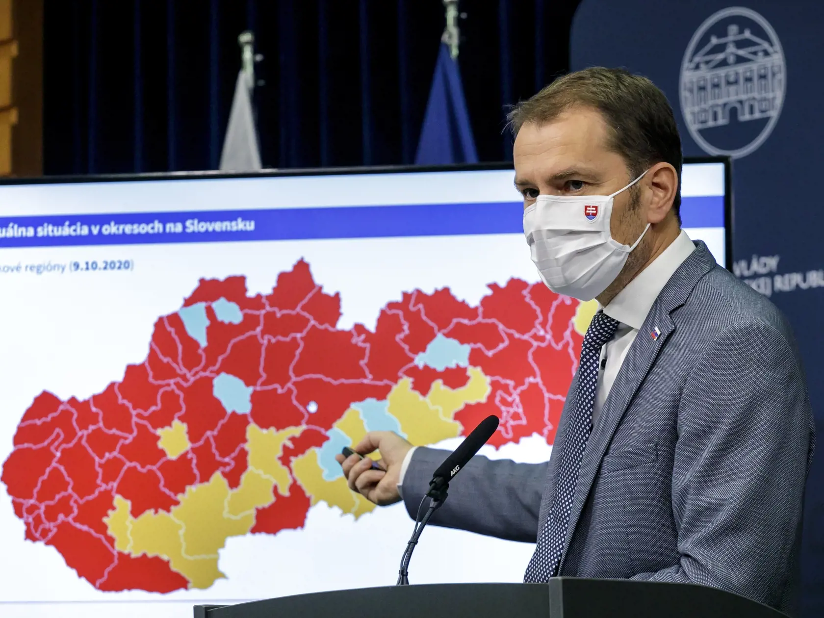 Na snímke predseda vlády SR Igor Matovič (OĽaNO) počas tlačového brífingu k aktuálnej situácii na Slovensku v Bratislave v pondelok 12. októbra 2020. FOTO TASR - Dano Veselský